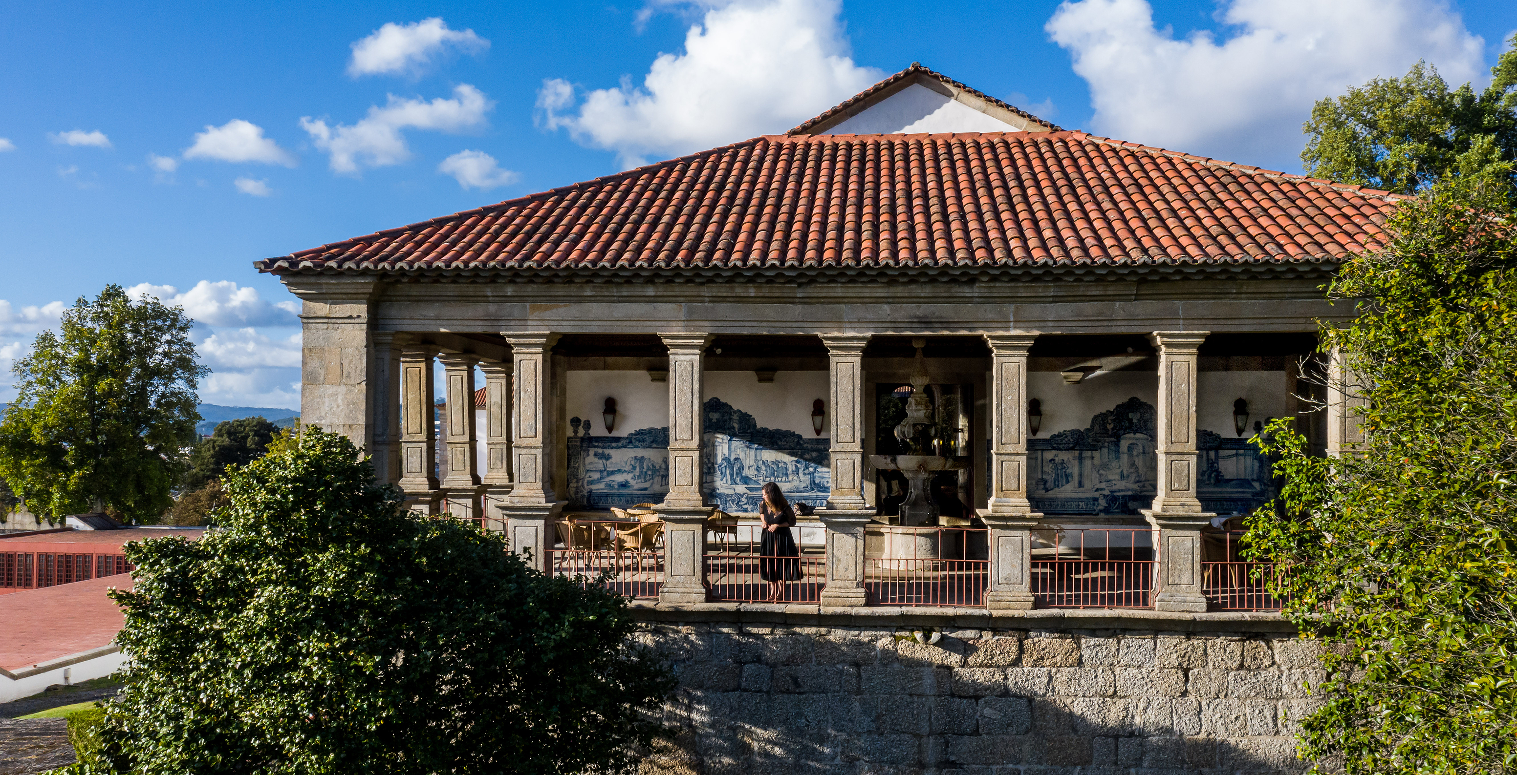 Pousada Mosteiro Guimarães, a hotel in Guimarães Historic Center, with a balcony with tables to enjoy the landscape