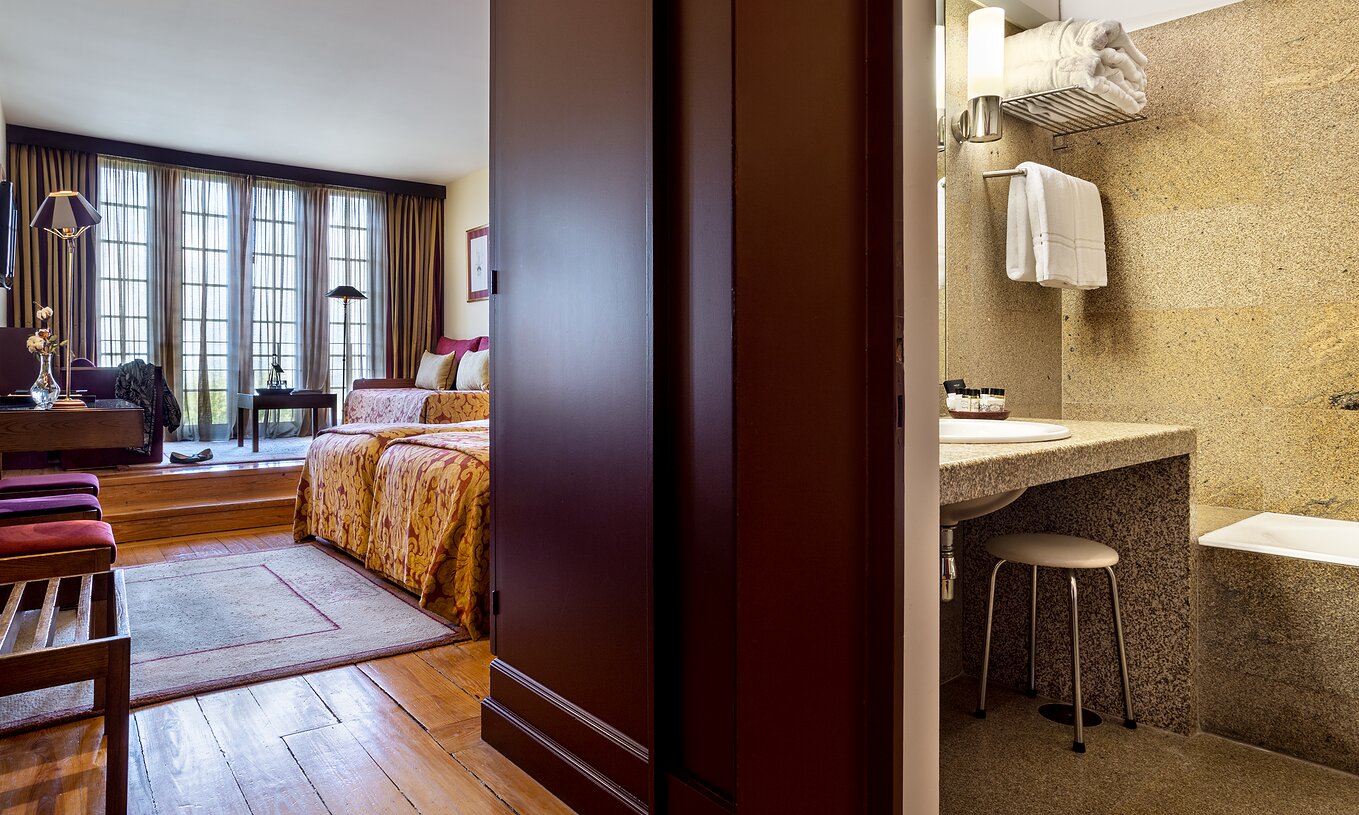 The Classic Family at Pousada Mosteiro Guimarães is a spacious suite with large windows that make the room bright