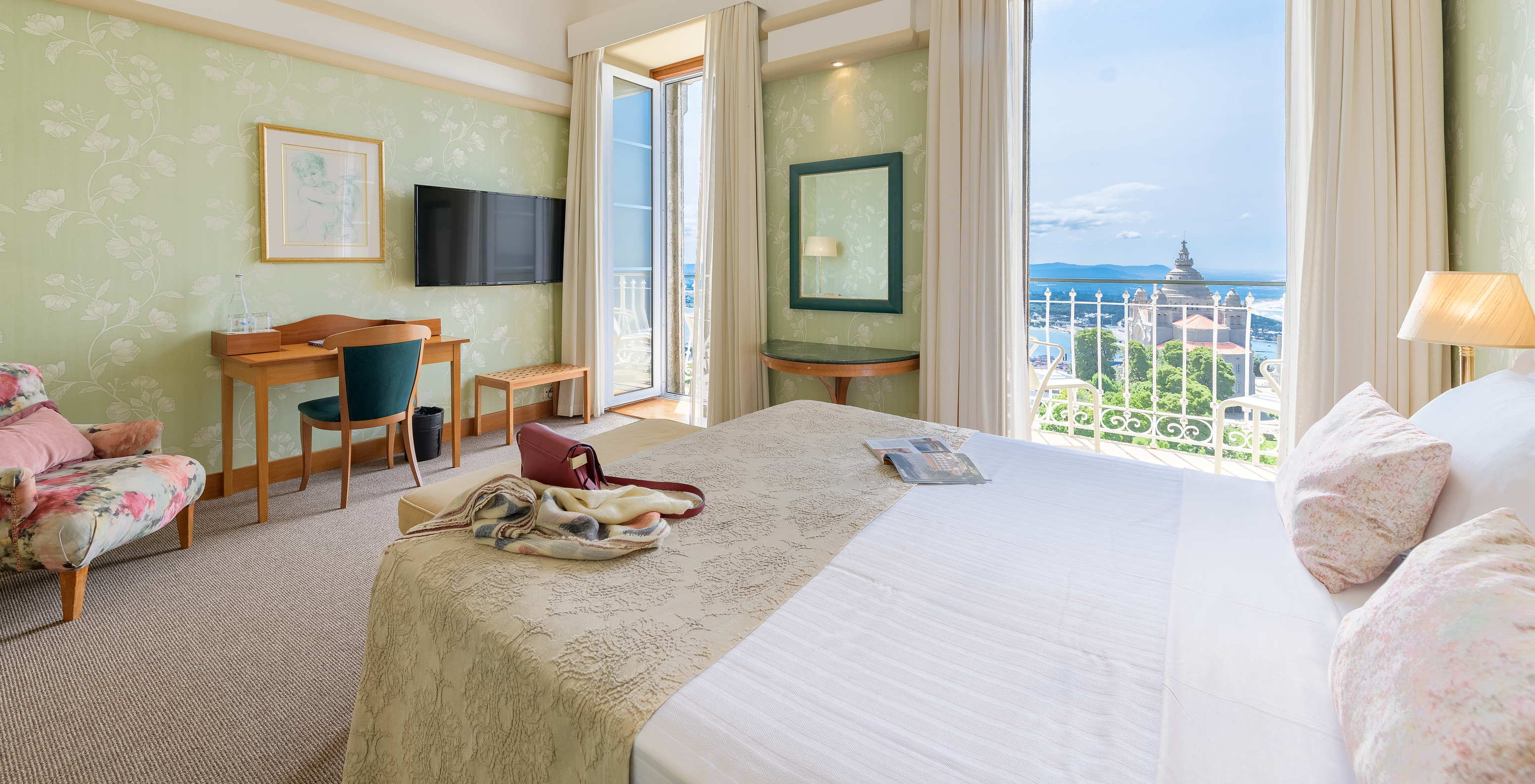 The Superior Family of The Pousada Viana do Castelo has a television, two windows with a view of The Basilica of Santa Luzia