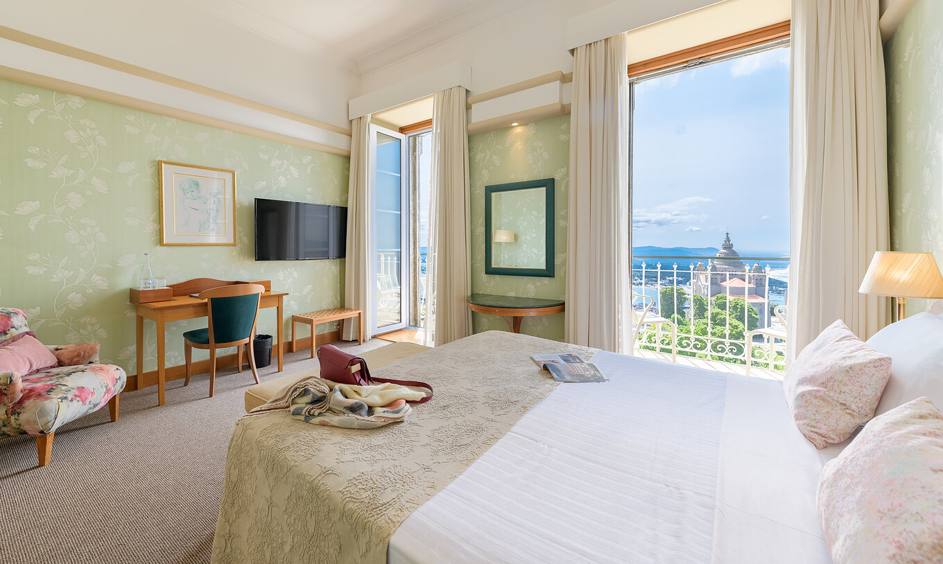 The Superior Family of The Pousada Viana do Castelo has a television, two windows with a view of The Basilica of Santa Luzia