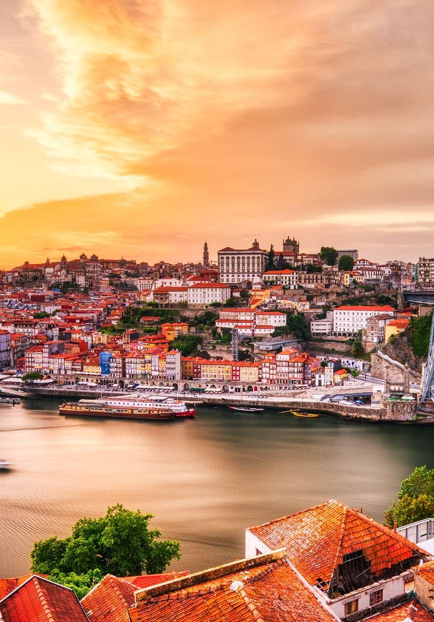 Sunset over the Douro River near Pousada Porto Rua das Flores, Hotel no Centro Histórico do Porto skyline