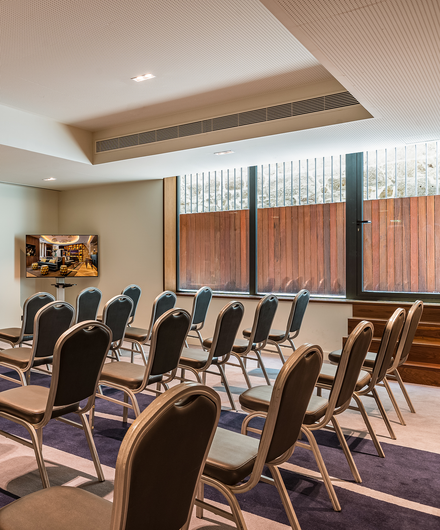 Pousada Porto - Rua das Flores, a hotel in downtown Porto, has a meeting room with several chairs