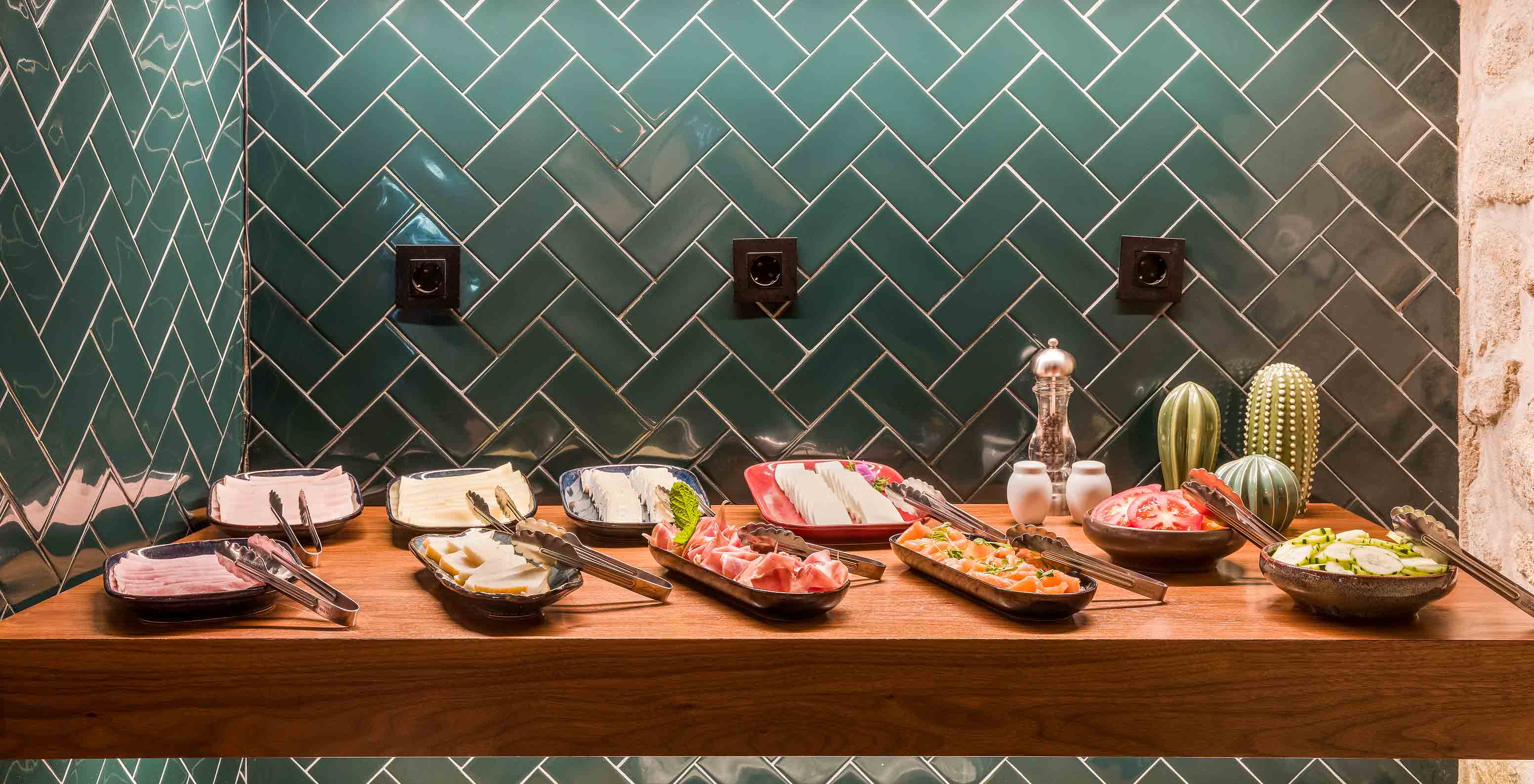 The breakfast at Pousada do Porto, a hotel in the center of Porto with an indoor pool, has a table with assorted cold cuts