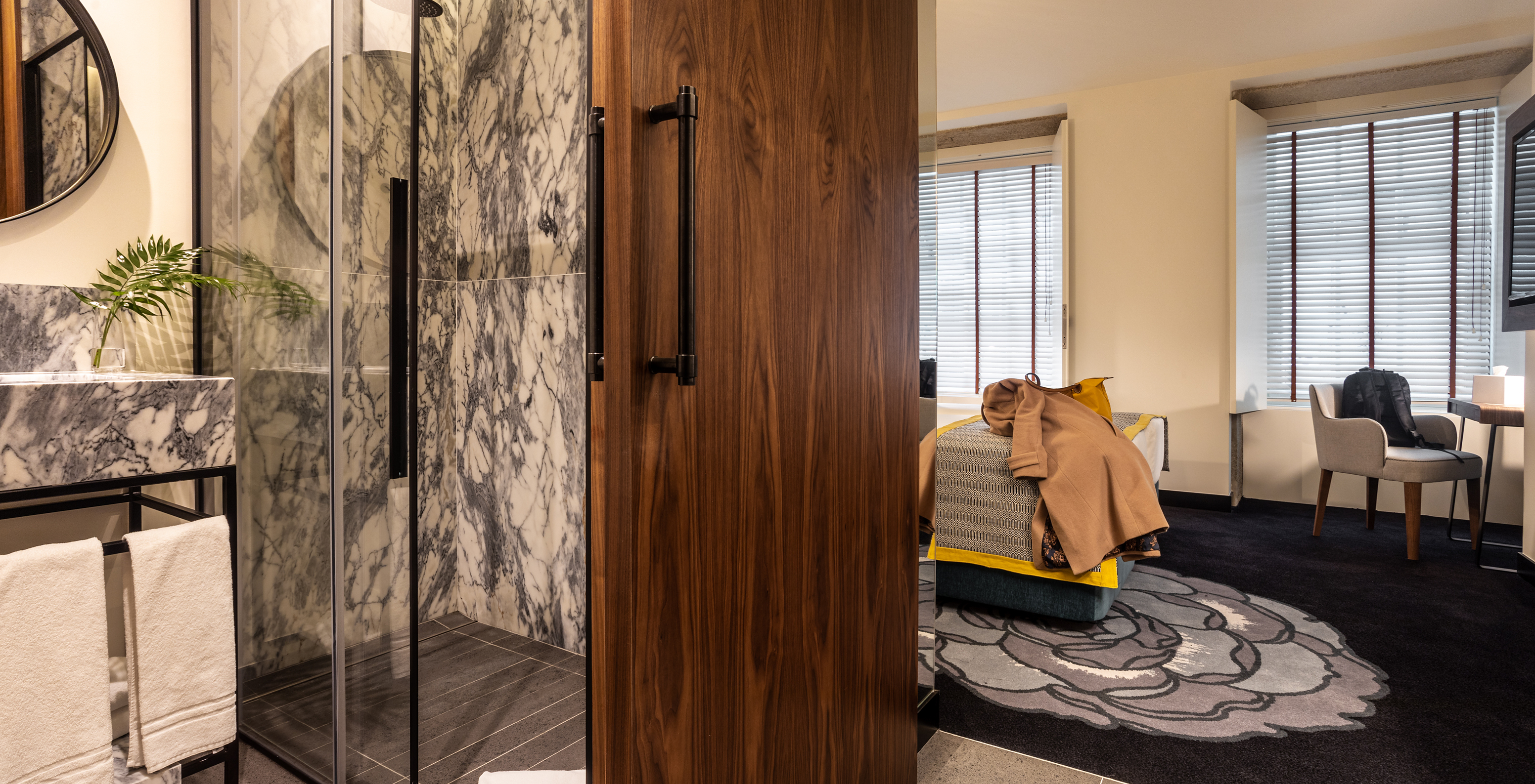 The Classic Room of The Porto Inn - Rua das Flores has a bathroom with shower, a plant on the sink, and towels