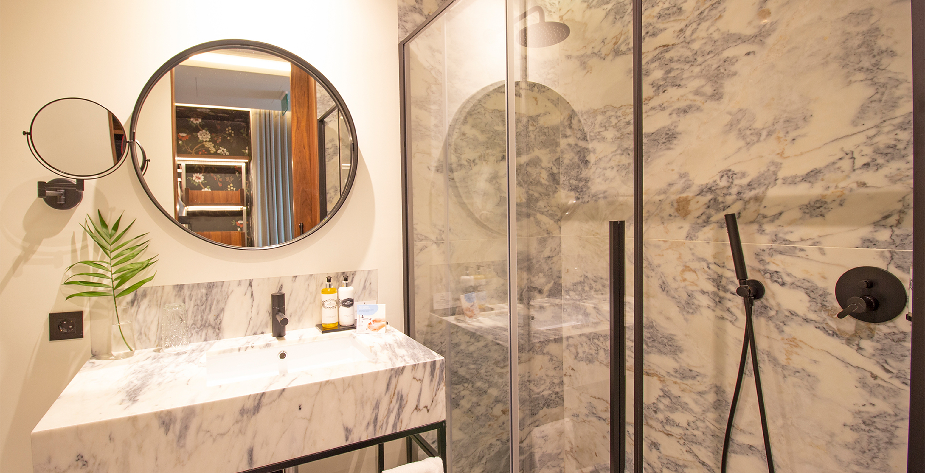 The Deluxe Room of The Porto Inn - Rua das Flores has a bathroom with black accents, shower, and sink
