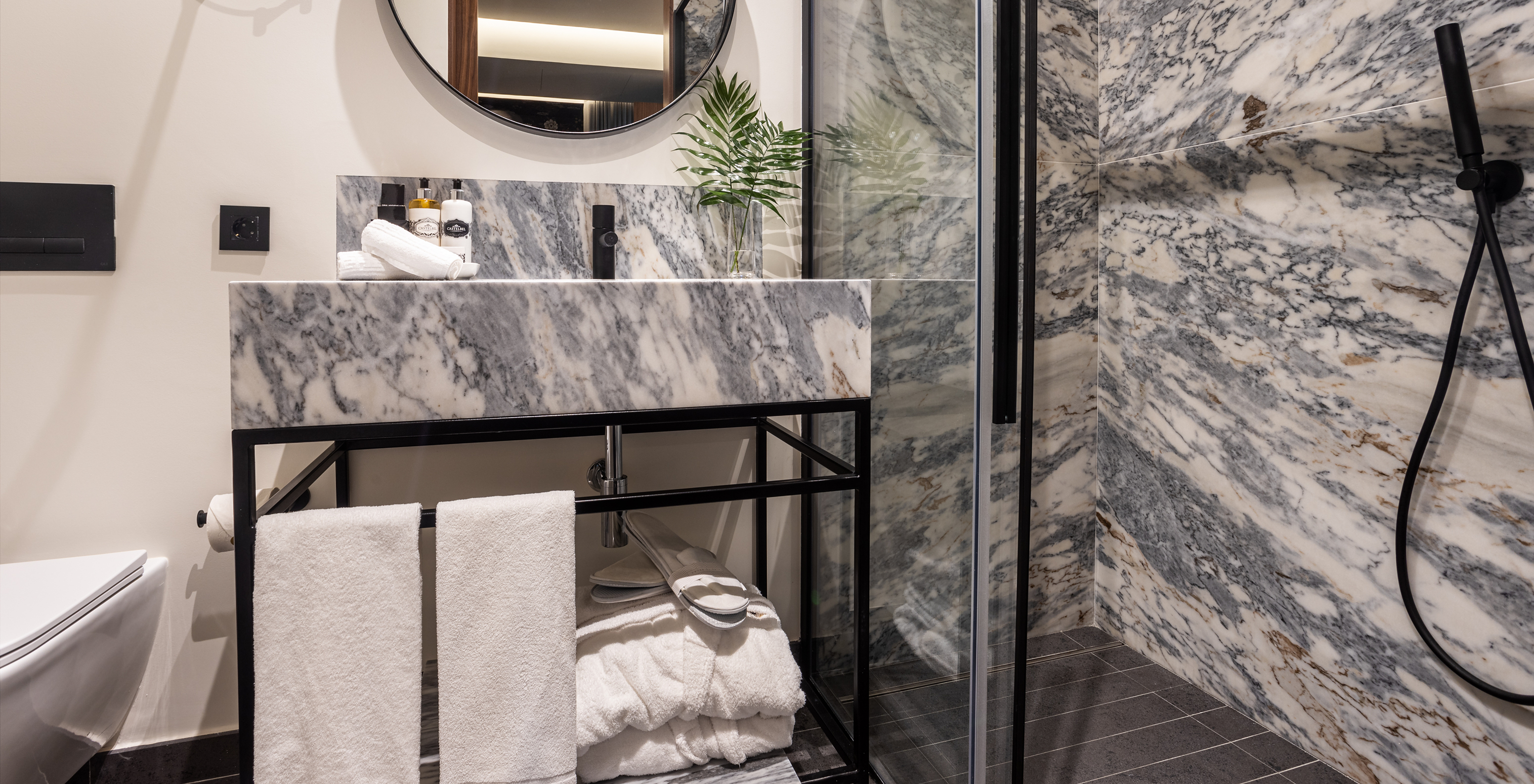 The Junior Suite of The Porto Inn - Rua das Flores has a bathroom with black accents, shower, and sink