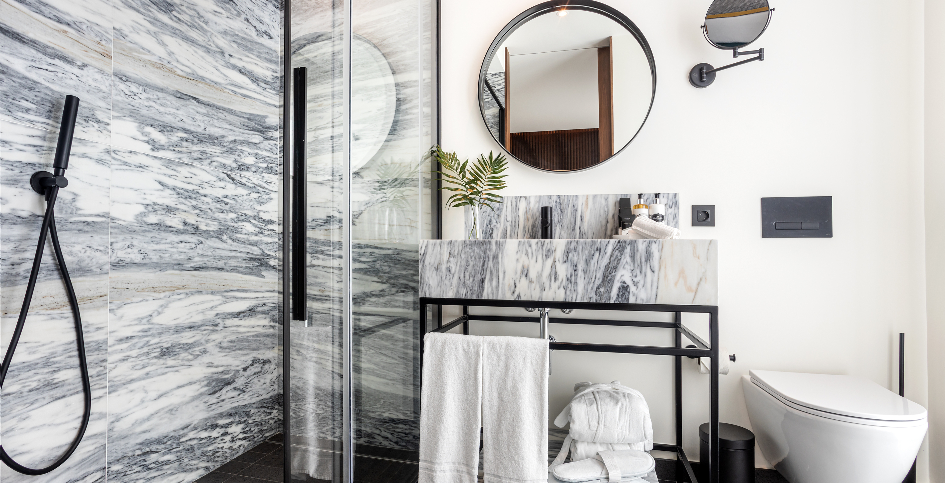 The Superior Room of The Porto Inn - Rua das Flores has a bathroom with black accents, shower, and sink