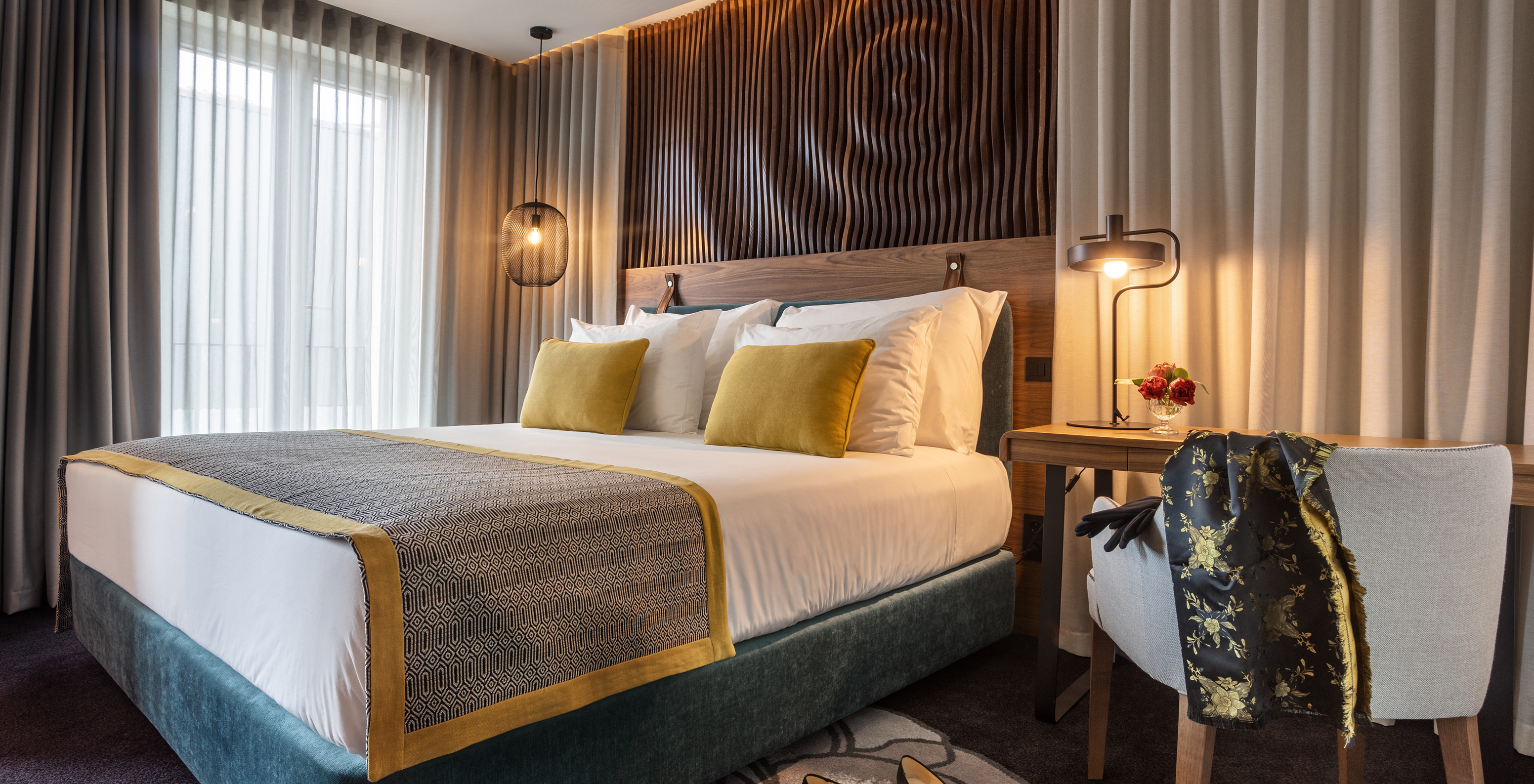The Superior Room of The Porto Inn - Rua das Flores has a turquoise double bed, white sheets, and a wooden headboard