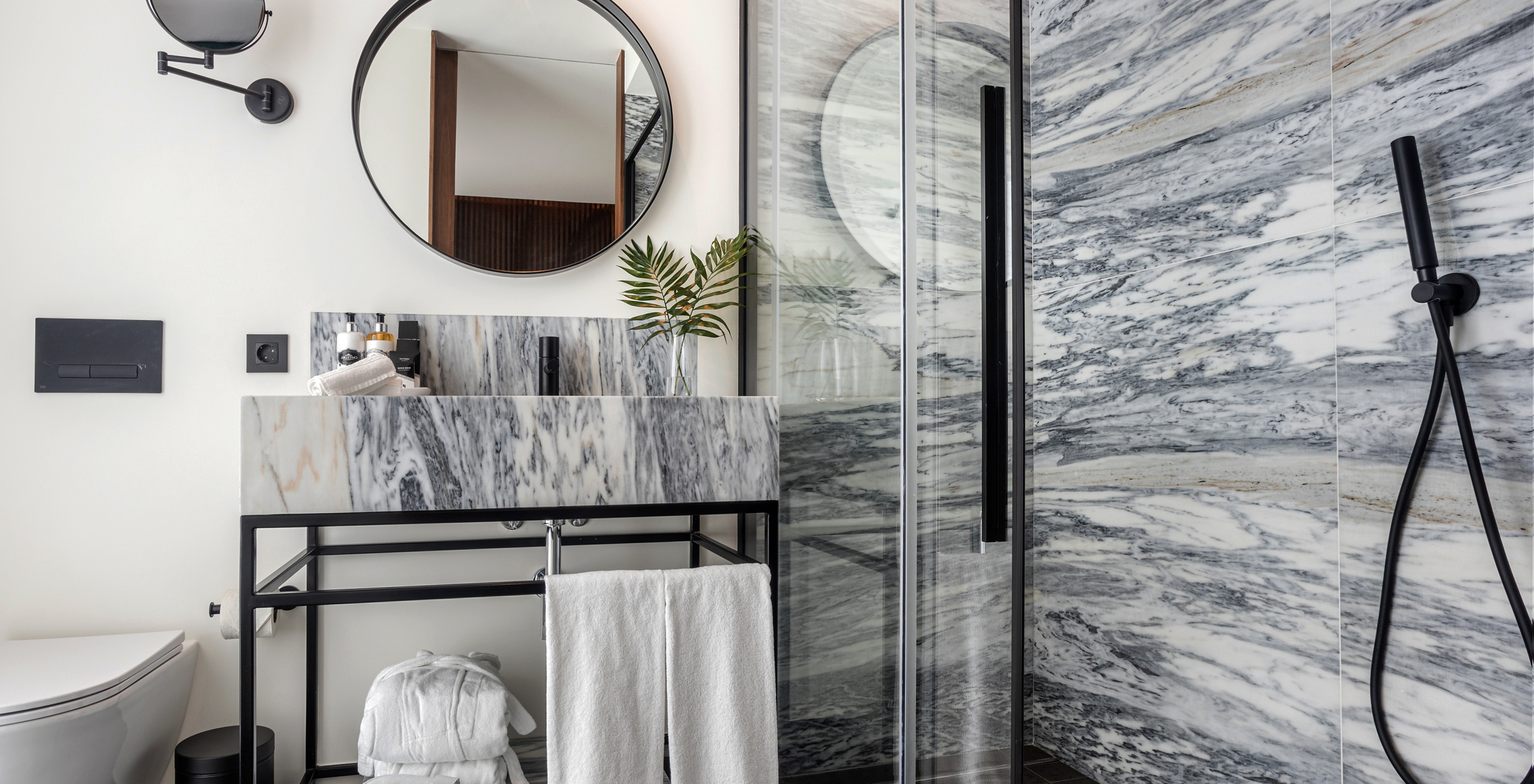 The Superior Plus Room of The Porto Inn - Rua das Flores has a bathroom with black accents, shower, and sink