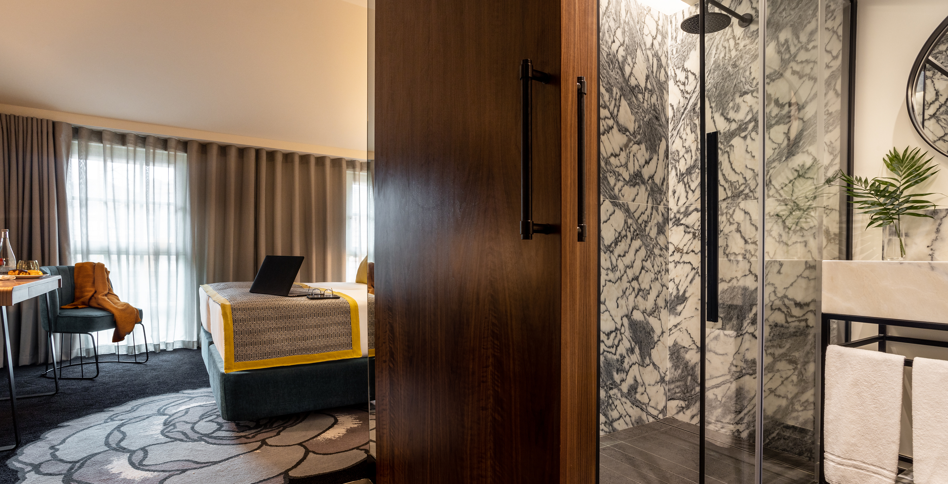 The Superior Plus Room of The Porto Inn - Rua das Flores has a bathroom, a double bed, an armchair, and a table