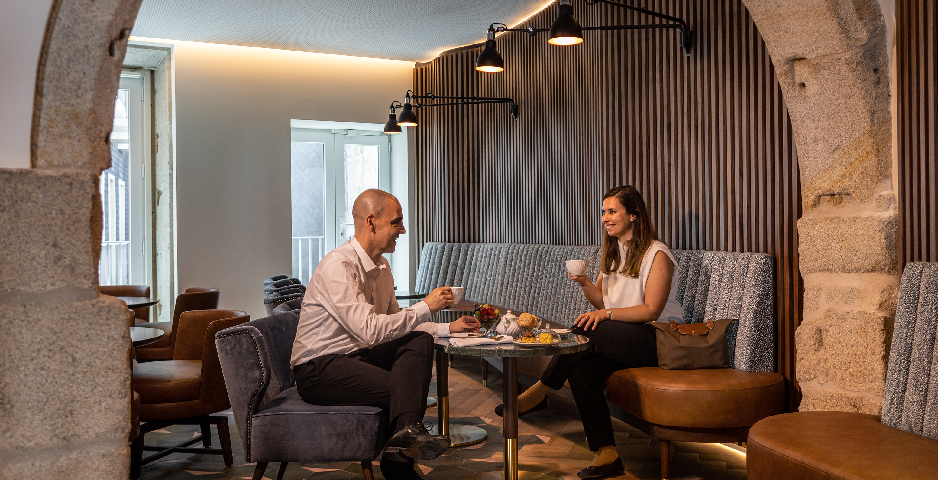 The Pousada Porto - Rua das Flores, a hotel in downtown Porto, has a bar where you can have tea and chat