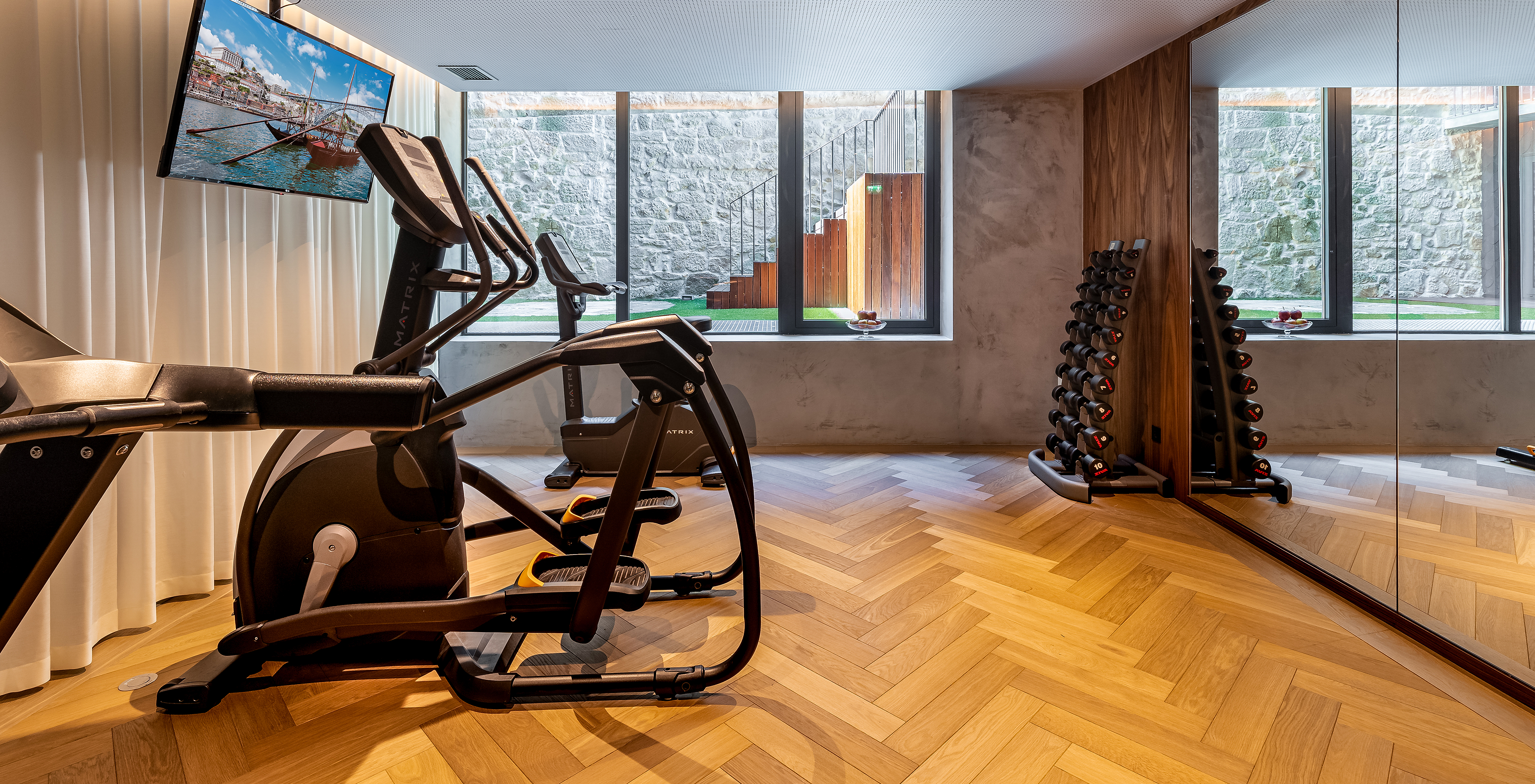The Pousada Porto - Rua das Flores has a gym with machines and weights for exercising