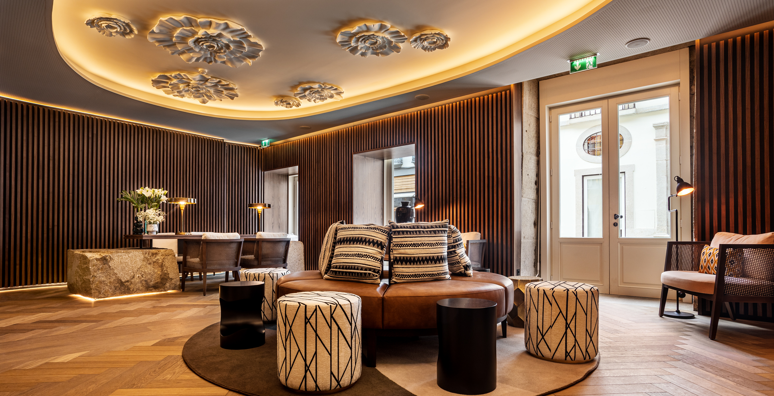 The Pousada Porto - Rua das Flores has a reception with a circular sofa in the center