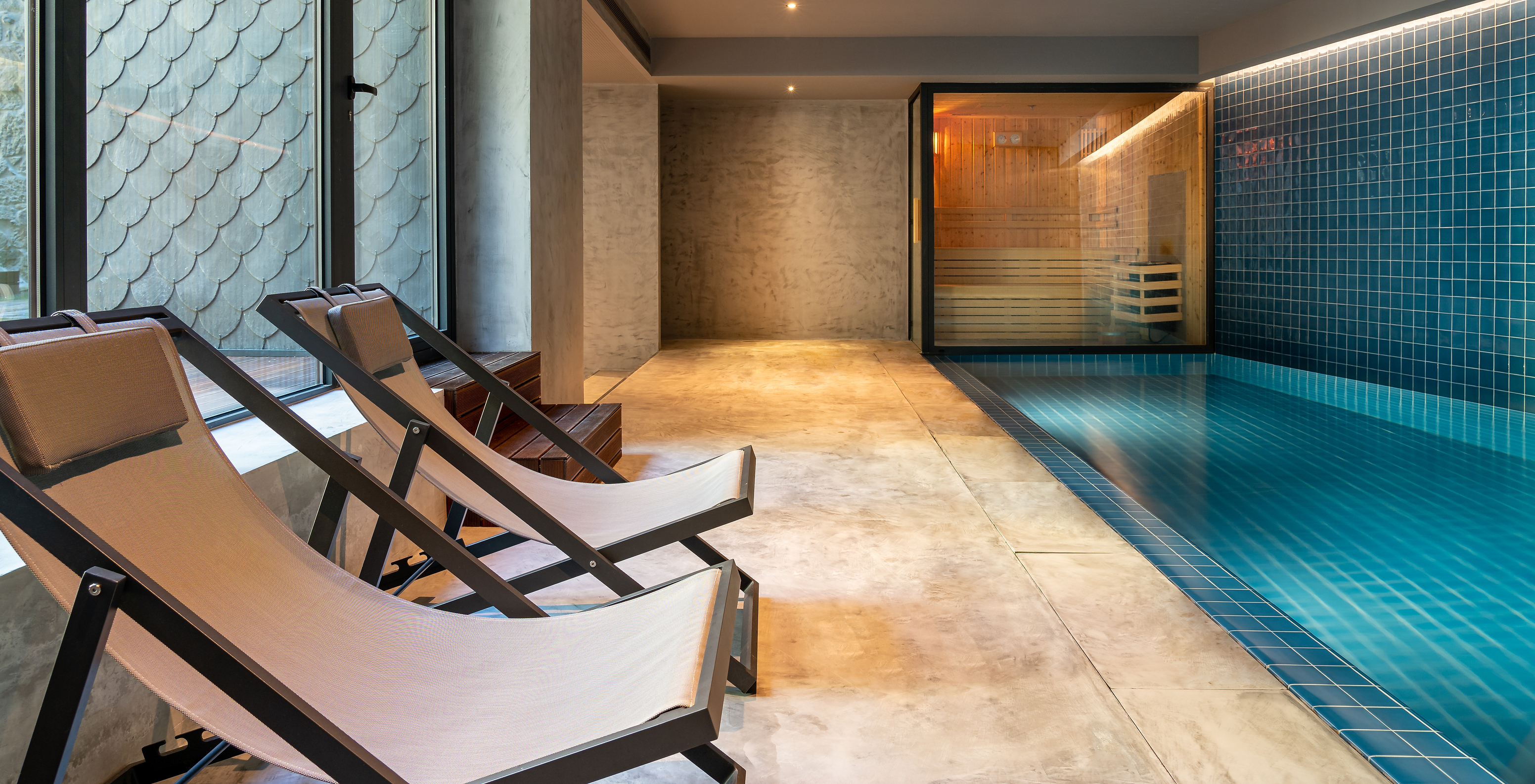 The Pousada Porto - Rua das Flores has an indoor pool with sauna and chairs for relaxation