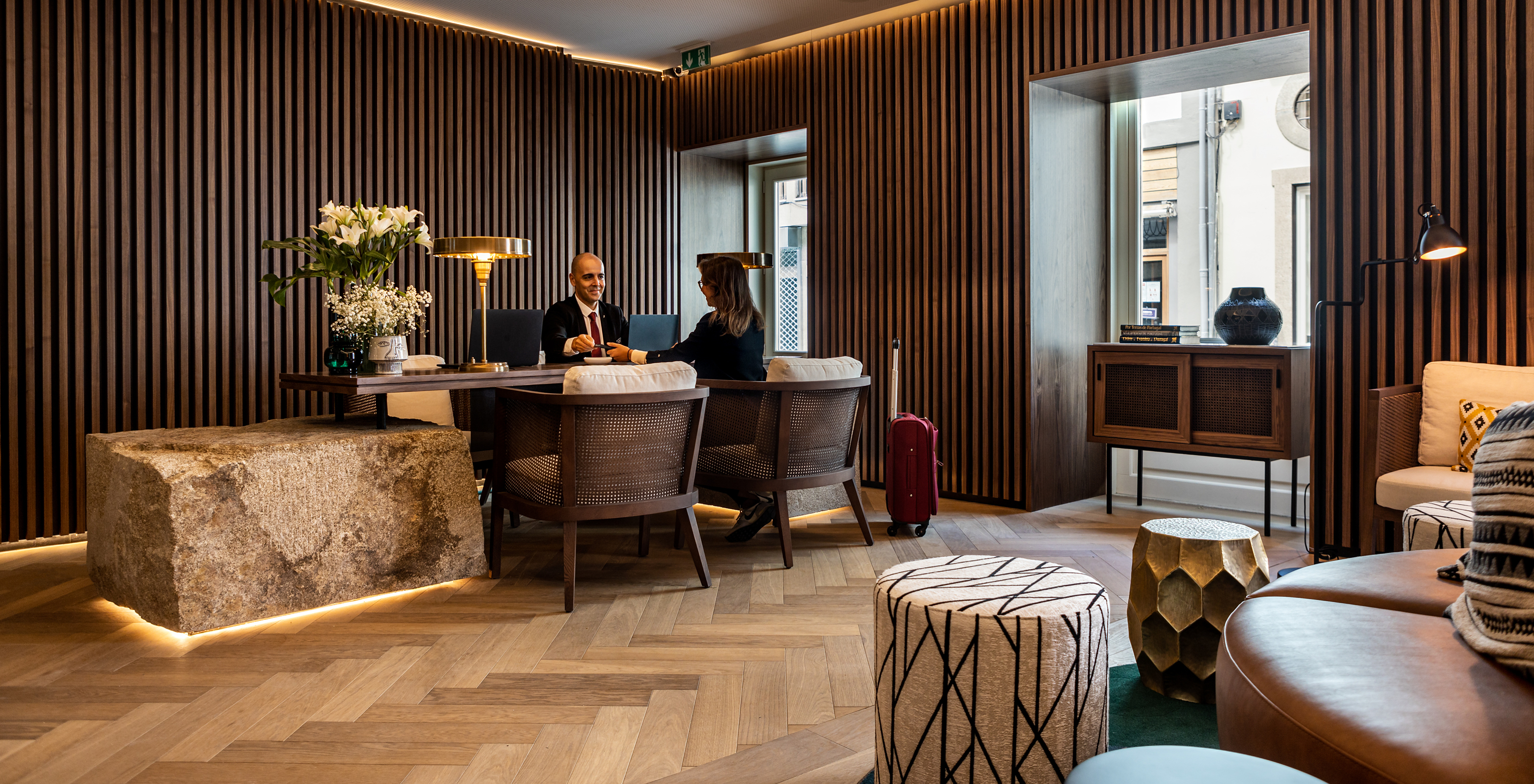 The Pousada Porto - Rua das Flores has a reception where you can be attended by a staff member