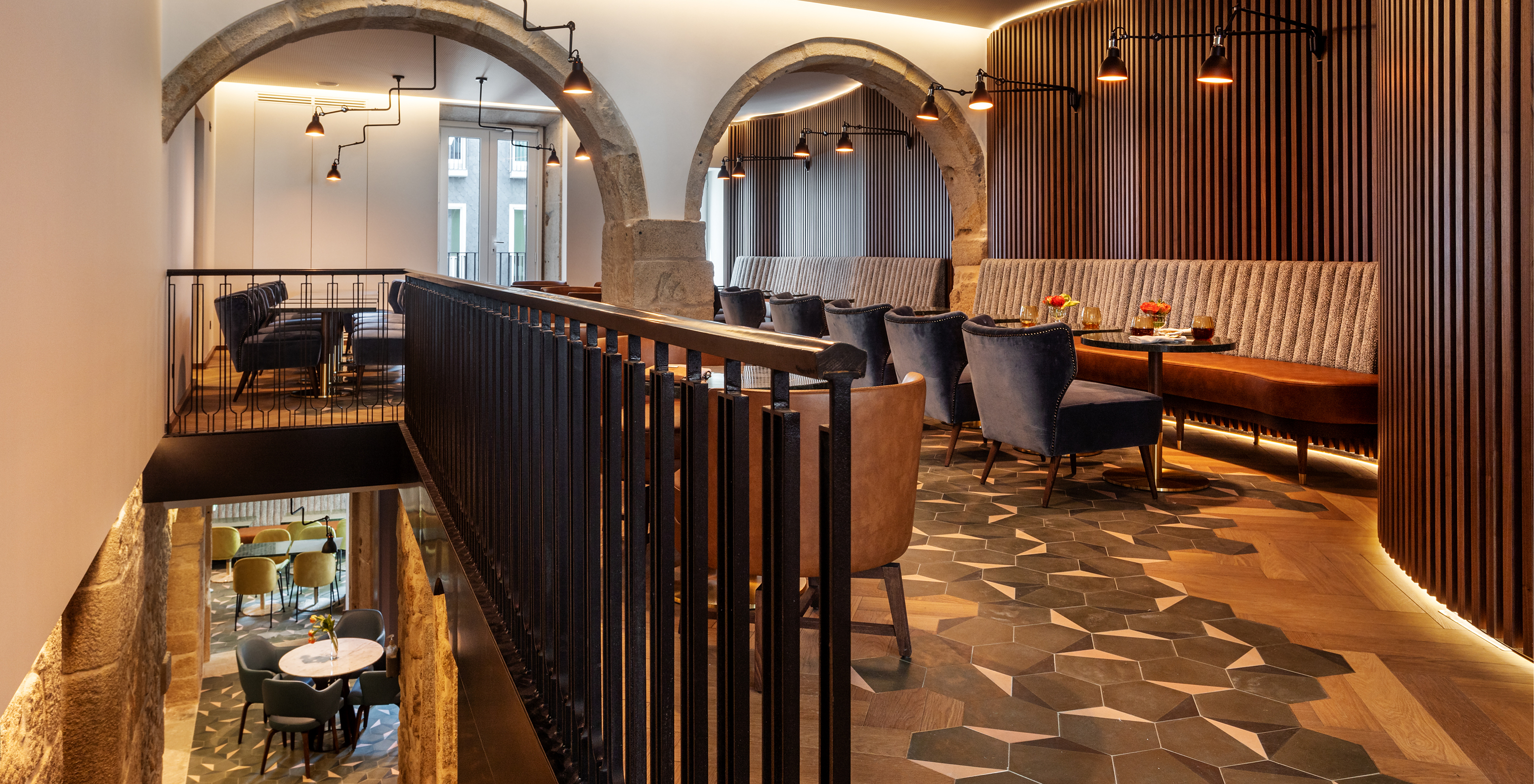 The Pousada Porto - Rua das Flores has a restaurant with armchairs and sofas