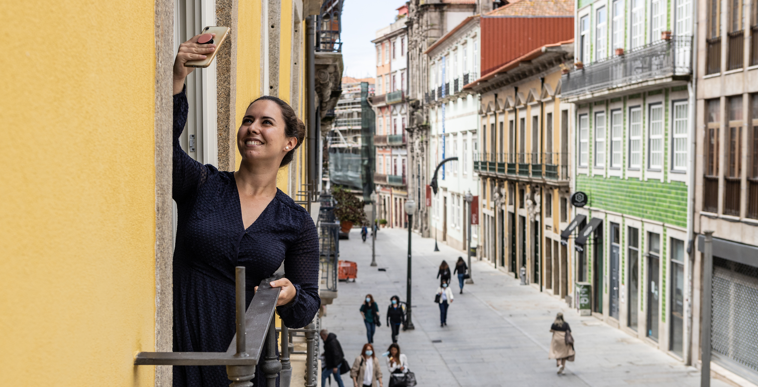 Pousada Porto stands on Rua das Flores, known for historic buildings and vibrant life