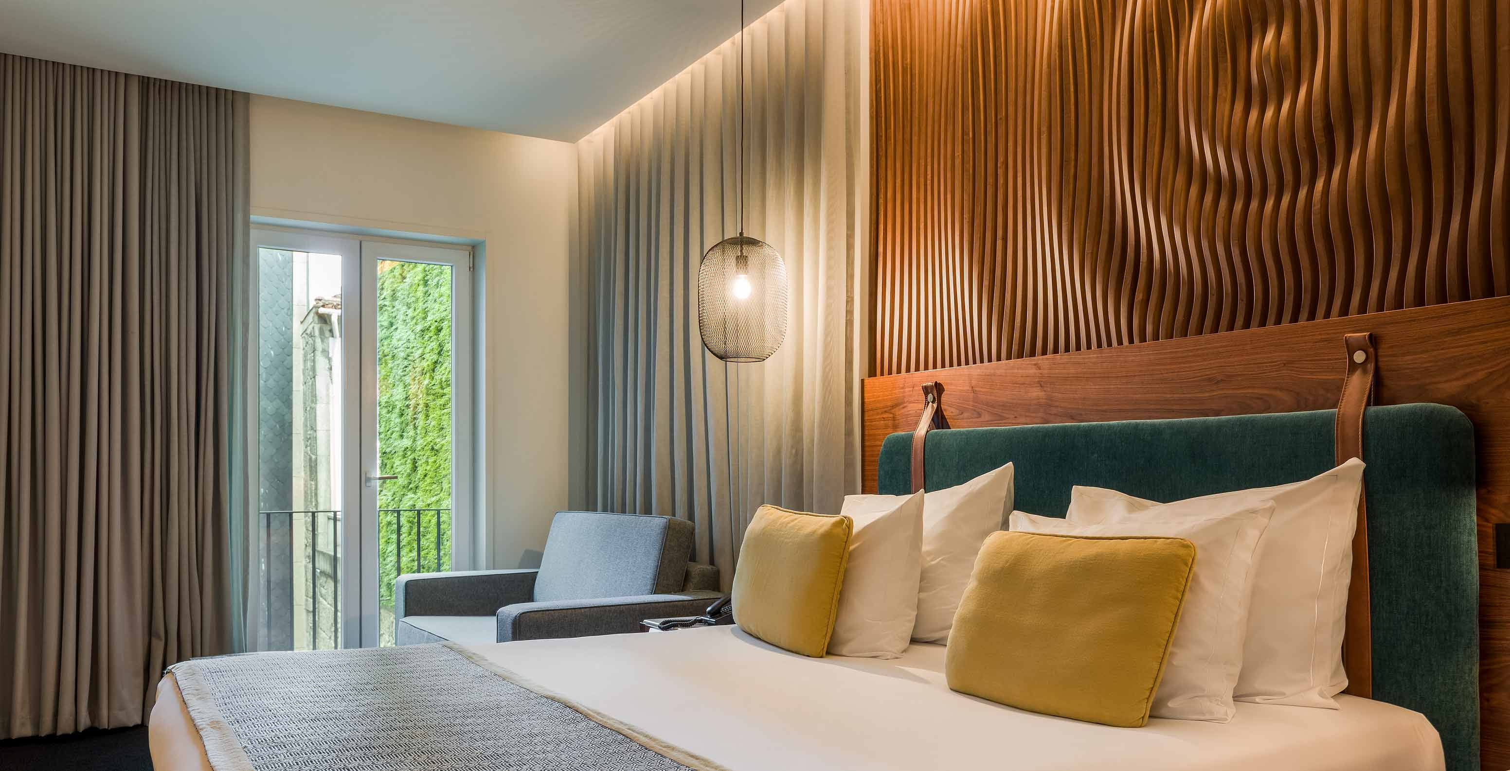 The Superior Family at Pousada Porto - Rua das Flores has a double bed and a window overlooking the vertical garden.