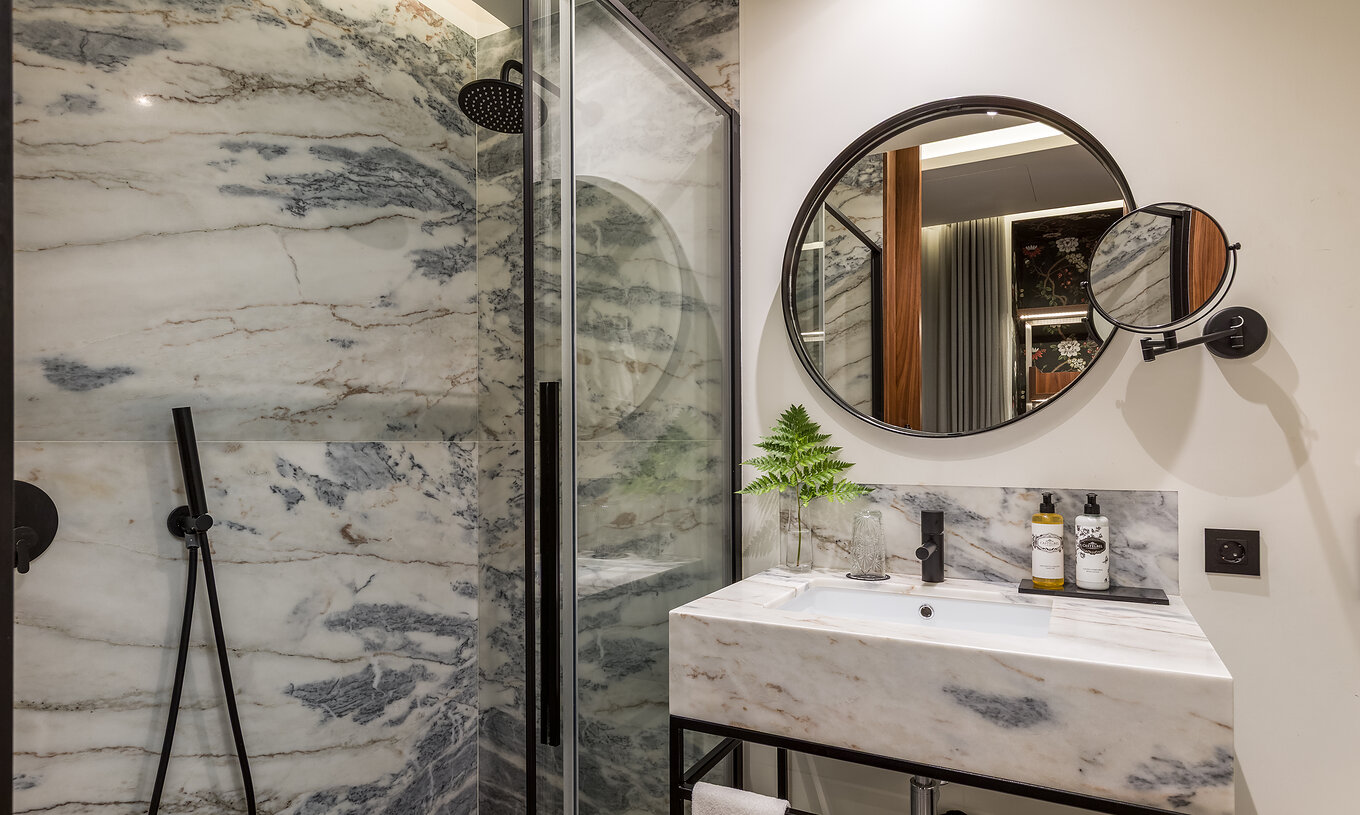 The Superior Family at Pousada Porto - Rua das Flores has a bathroom with marble in white and black tones.