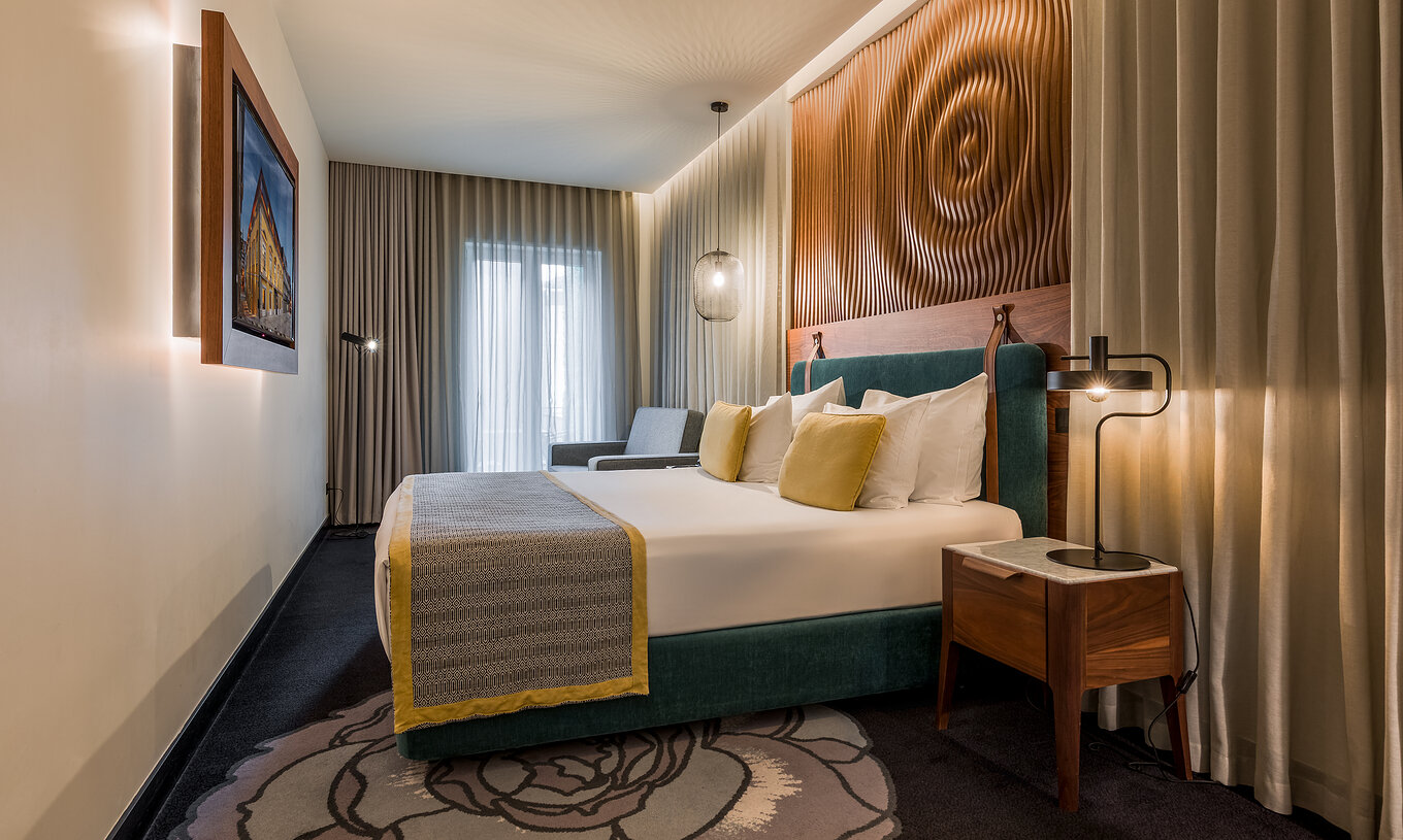 The Superior Family at Pousada Porto - Rua das Flores is a room with a double bed and a headboard made of wooden slats.