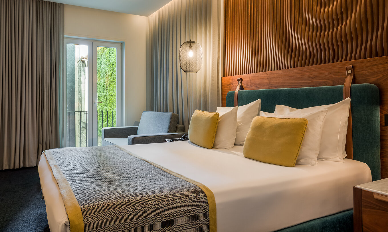 The Superior Family at Pousada Porto - Rua das Flores has a double bed and a window overlooking the vertical garden.