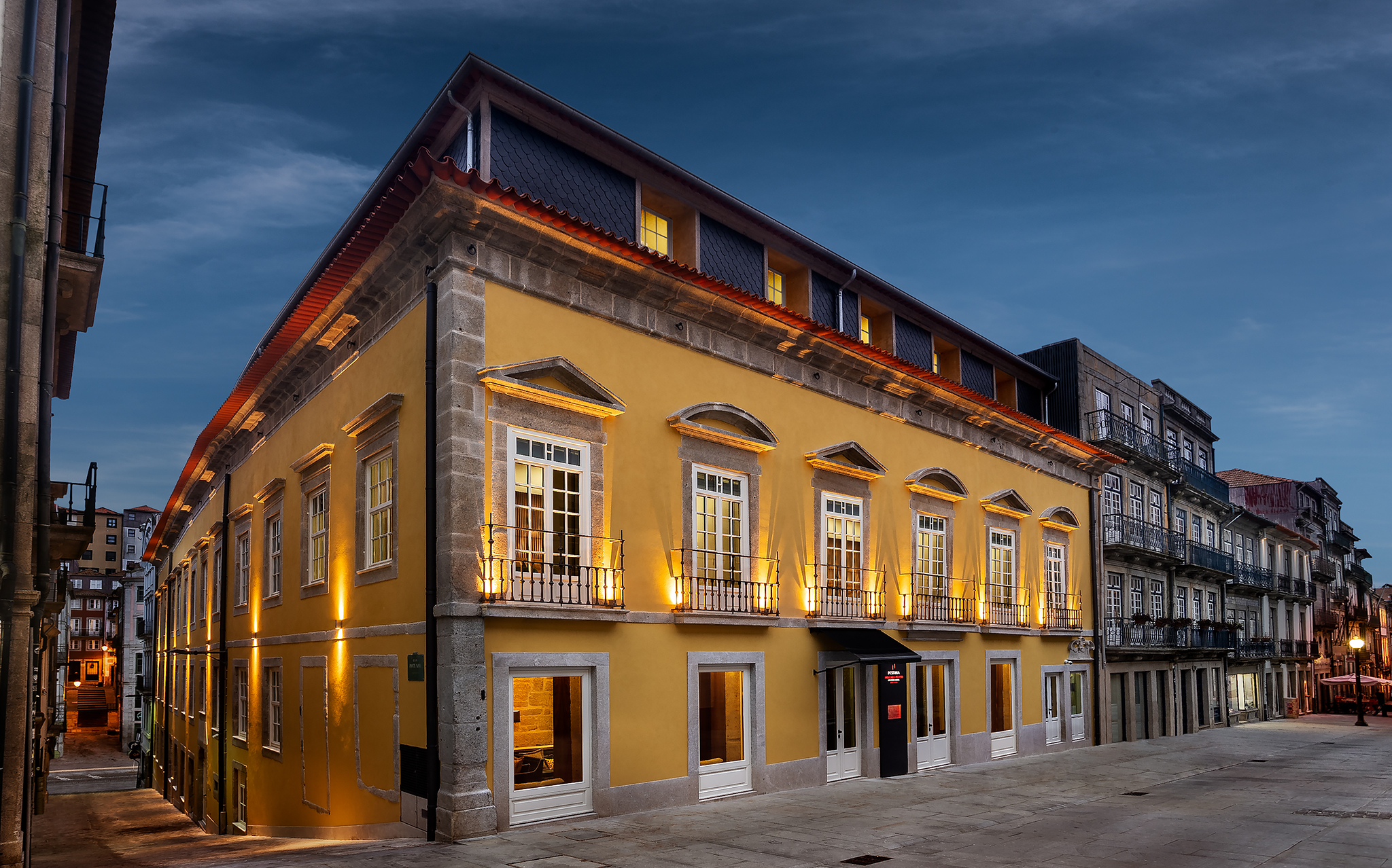 Historic building of Pousada Porto - Rua das Flores, a hotel in the center of Porto with an indoor pool