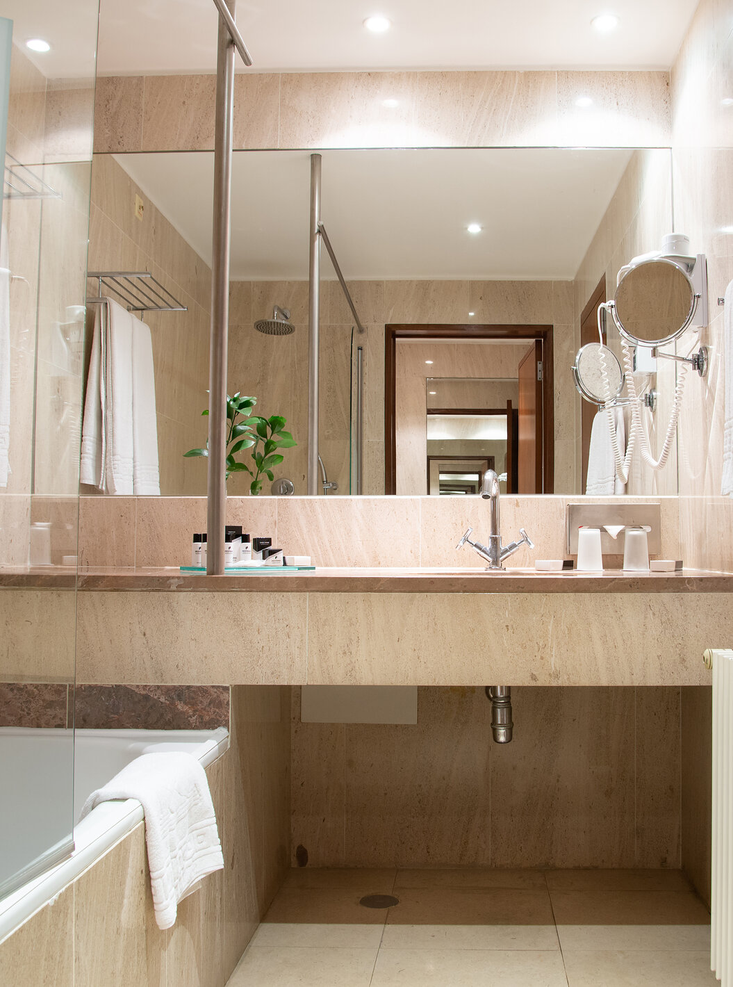 The Standard SuaLa Standard Suite de la Pousada Castelo Alcácer do Sal tiene un baño con bañera, lavabo y espejoite of the Pousada Castelo Alcácer do Sal has a bathroom with a bathtub, sink, and mirror