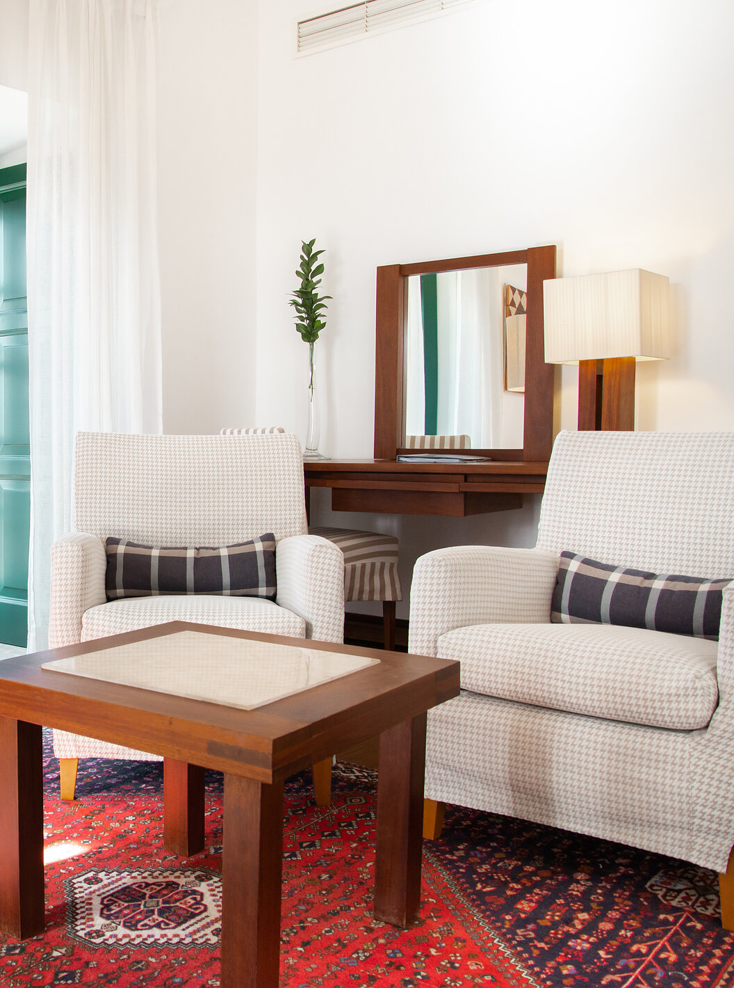 La Standard Suite de la Pousada Castelo Alcácer do Sal tiene una zona de estar con dos sillones y una mesa