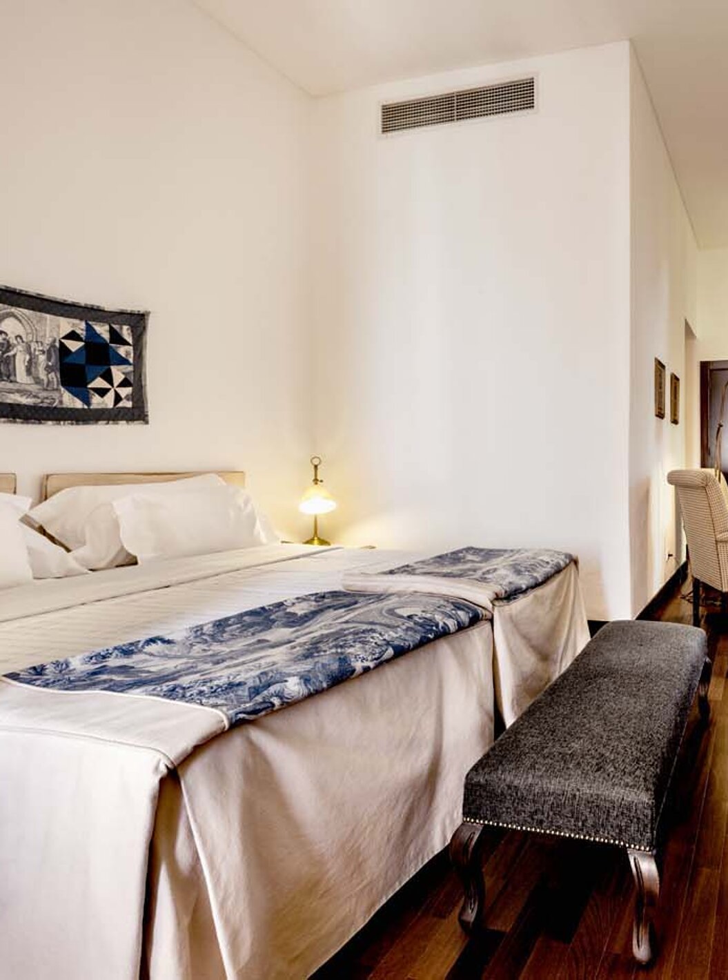 El Large Family de la Pousada Castelo Alvito tiene dos camas, un banco al fondo de la cama, una televisión y sillas