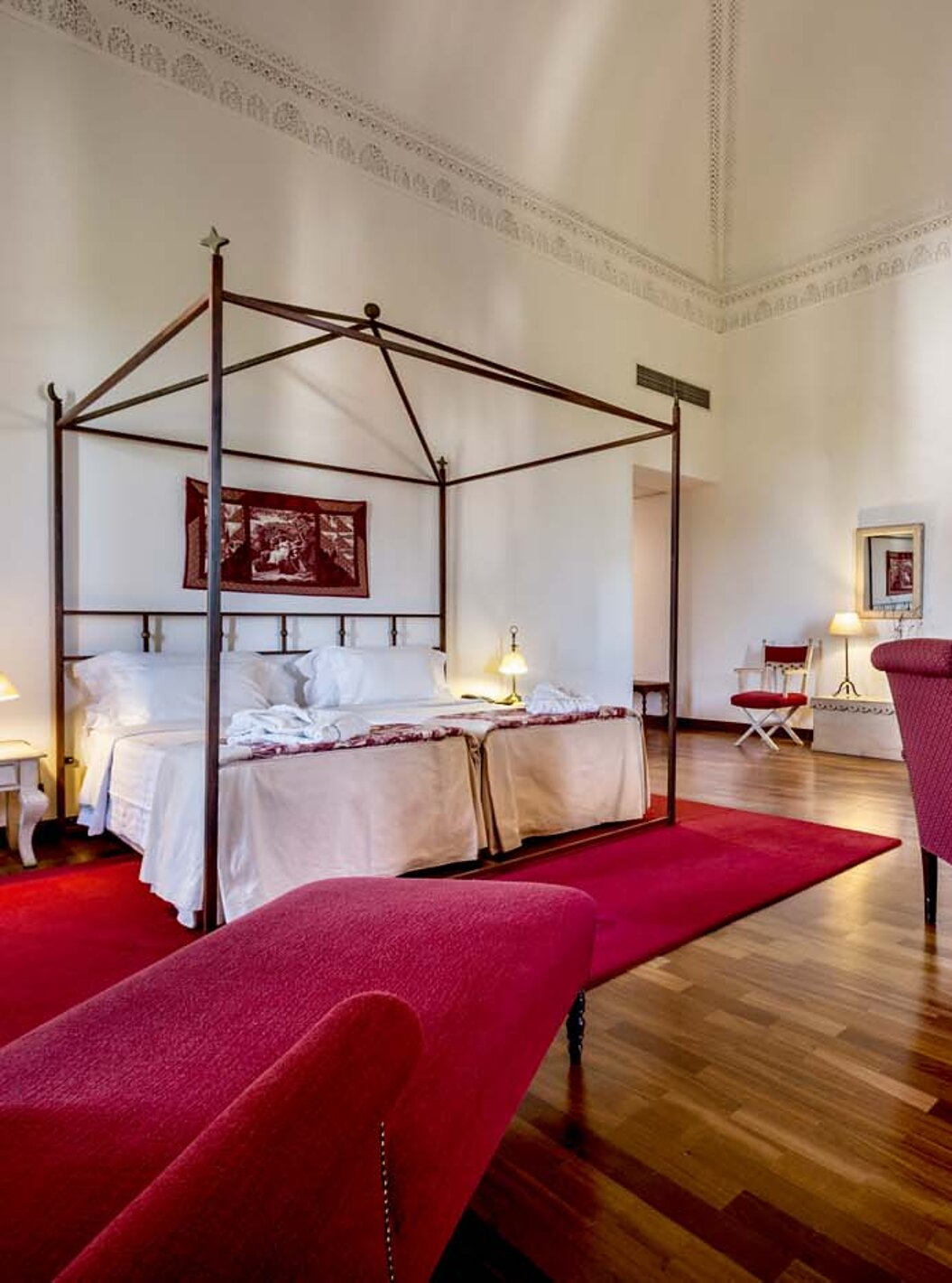 El Suite Especial de la Pousada Castelo Alvito tiene una habitación amplia con dos camas, una mesa con sillas y un sillón
