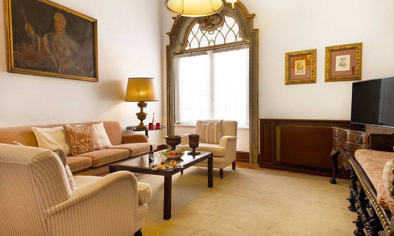 La Suite Especial tiene sala con sofá, sillones, TV y una ventana grande en la Pousada Castelo Estremoz