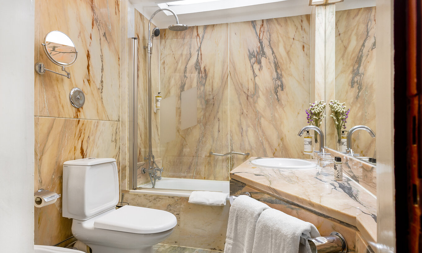 La Habitación Superior tiene lavabo con espejo, bañera y váter en la Pousada Castelo Estremoz