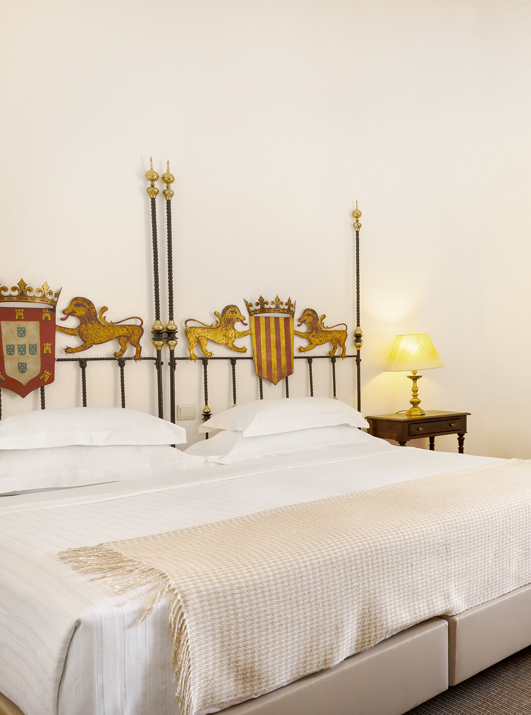 La Habitación Superior tiene cama doble, mesilla y sillón en la Pousada Castelo Estremoz