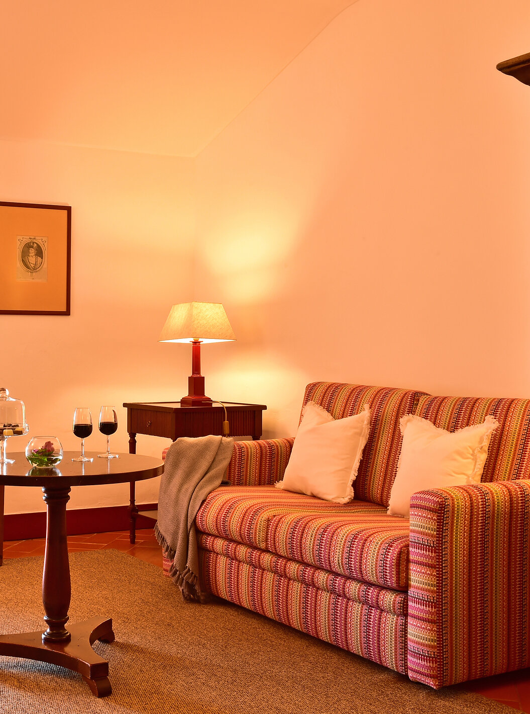 La Suite Special de la Pousada Convento Beja tiene una sala de estar con un sofá, una mesa de apoyo y dos copas de vino