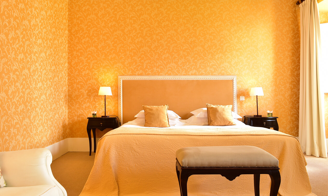 La Master Suite de la Pousada Convento Évora cuenta con una cama de matrimonio, con dos mesas de noche y un banco