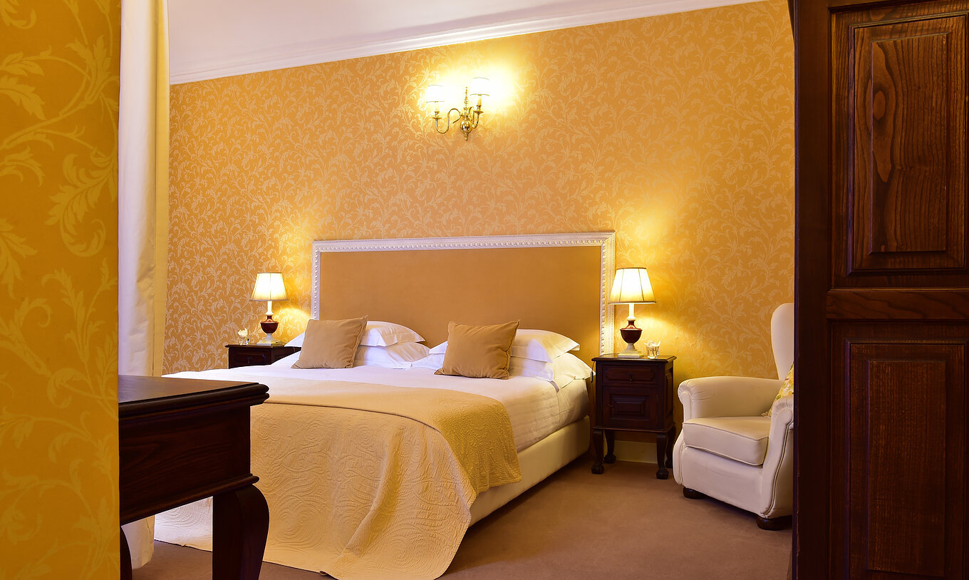 La Suite de la Pousada Convento Évora cuenta con una cama de matrimonio, con dos mesas de noche y un sillón