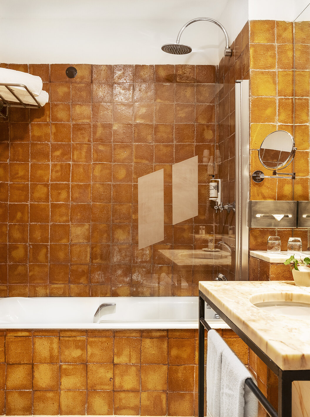 La Habitación Classic de la Pousada Convento Vila Viçosa tiene una bañera con ducha y un lavabo en una encimera de mármol