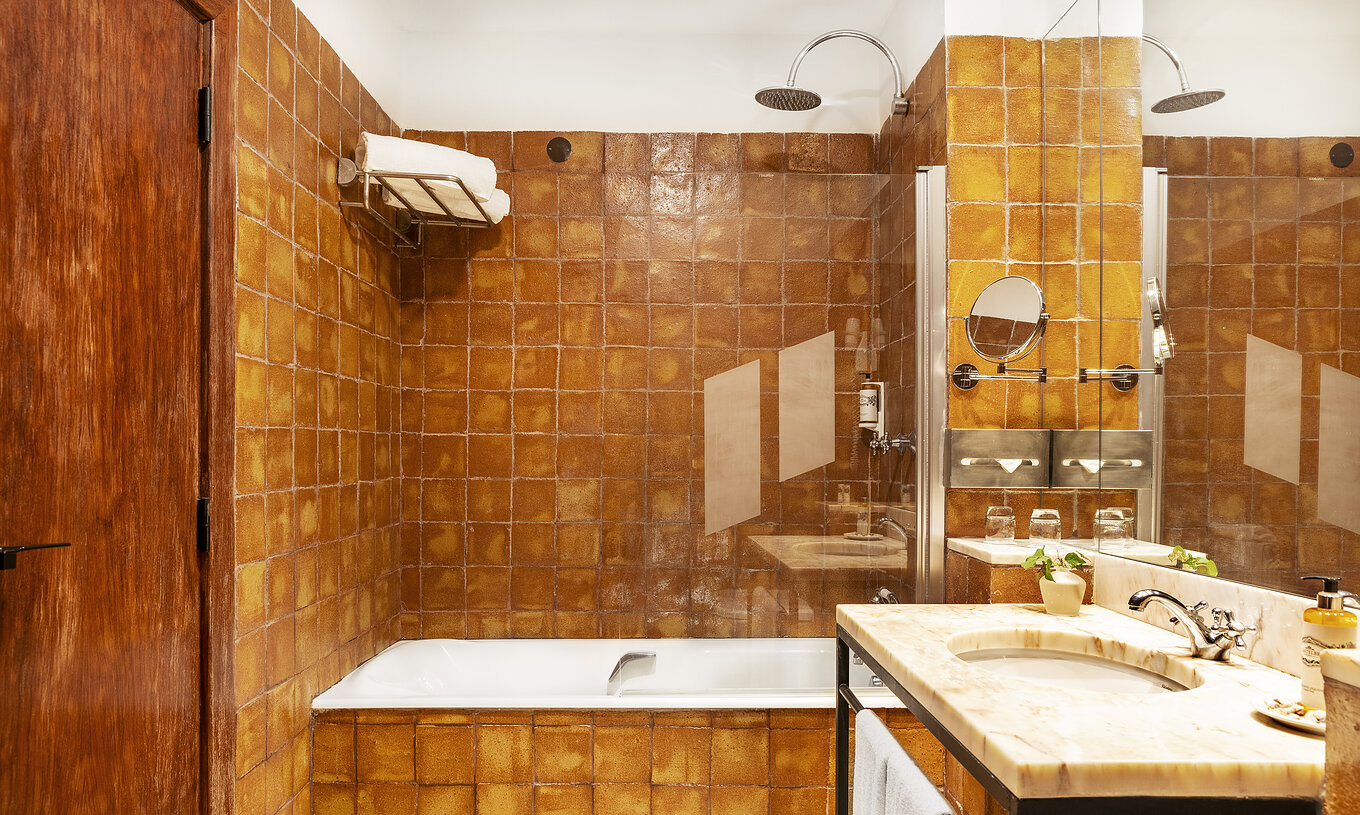 El Large Family de la Pousada Convento Vila Viçosa tiene baño con bañera, lavabo, espejo y toallas