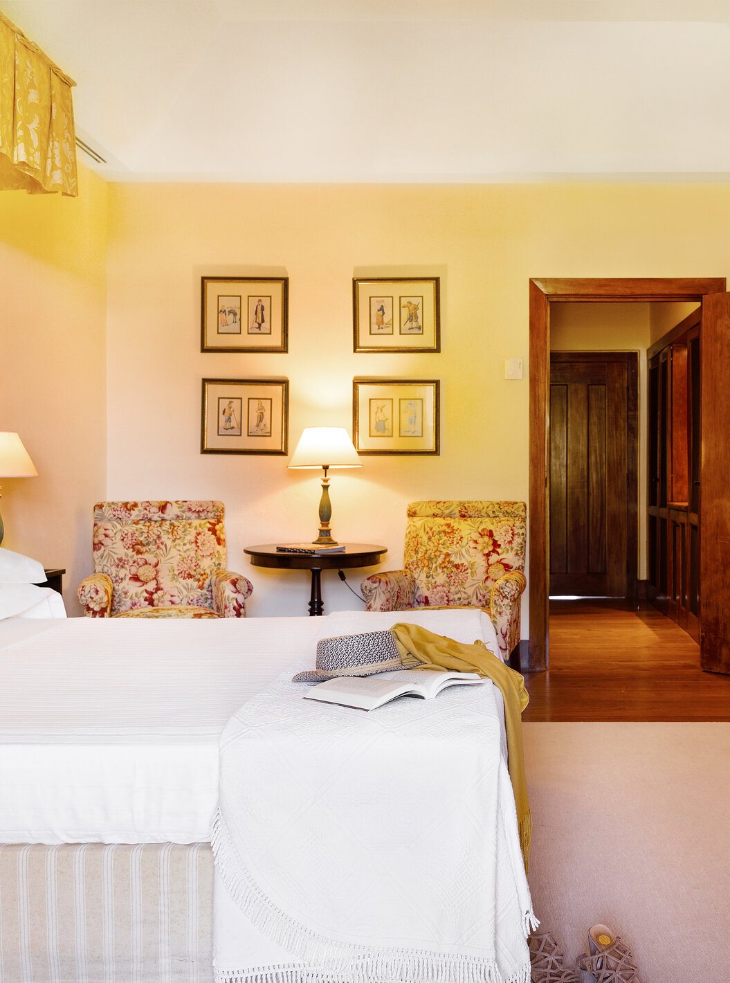 El Large Family de la Pousada Convento Vila Viçosa tiene una cama, con dos sillas, una mesa de apoyo y una televisión