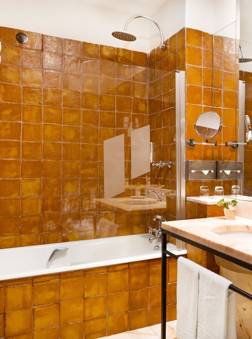 La Master Suite de la Pousada Convento Vila Viçosa tiene una bañera y una encimera con un lavabo 