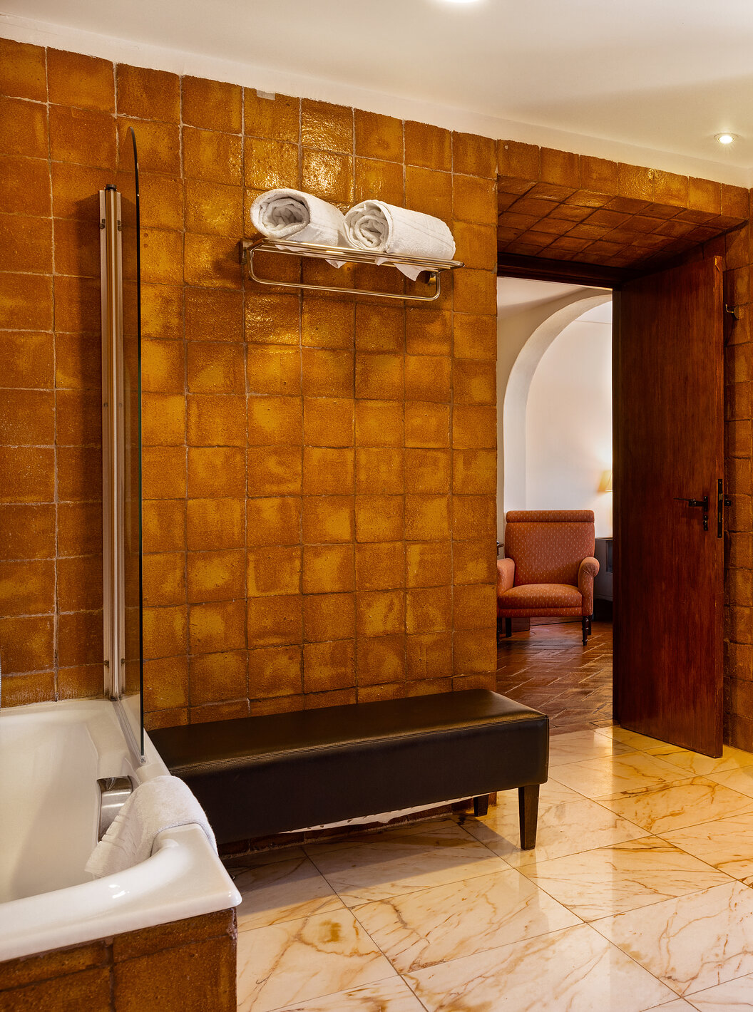 El Cuarto Familia Superior de la Pousada Convento Vila Viçosa tiene un baño en tonos tierra, con un lavabo y un banco