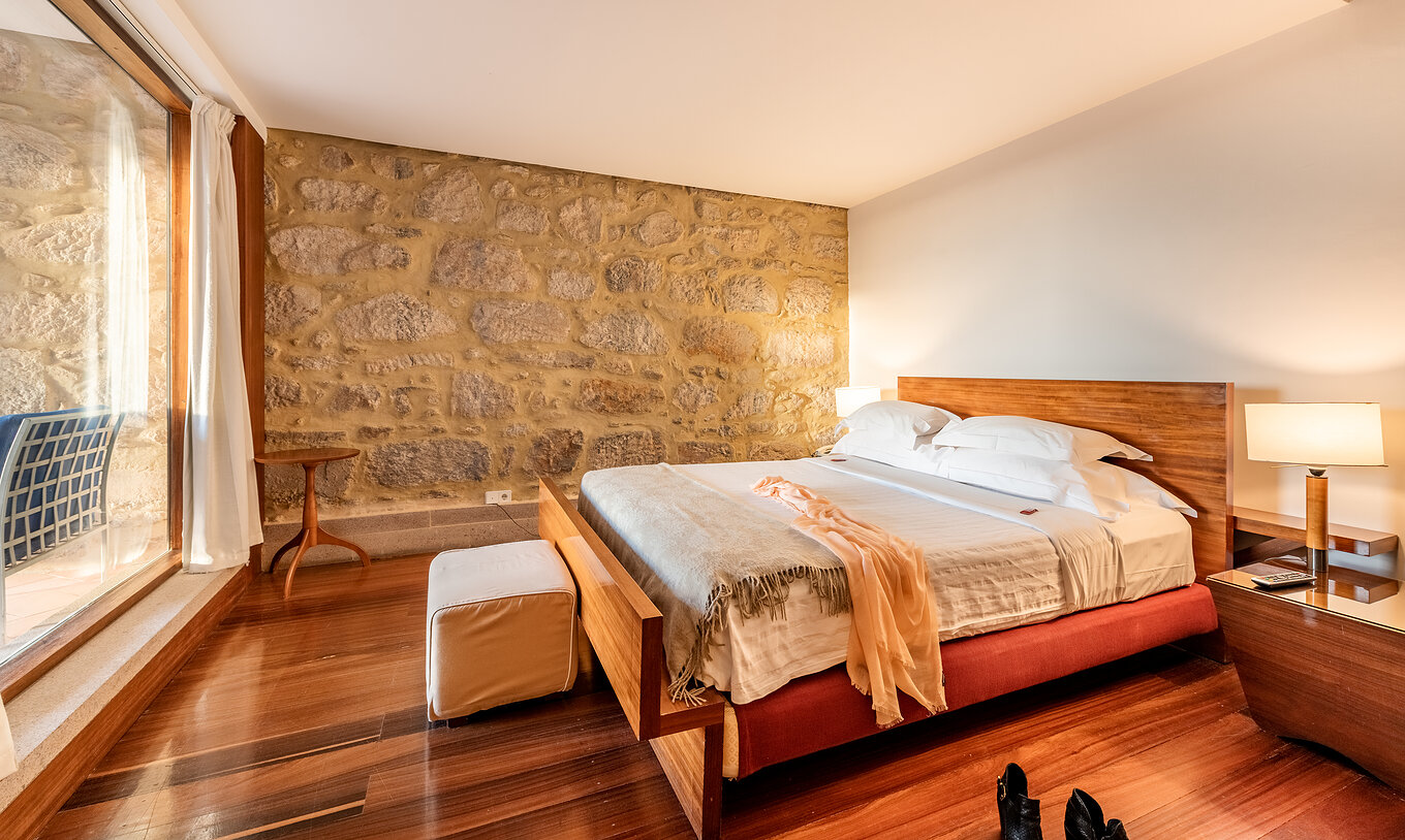 El Habitación Clásica de la Pousada Mosteiro Crato es un cuarto amplio con una cama matrimonial