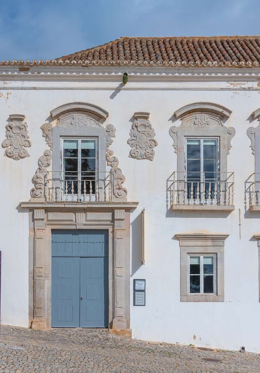 Museo municipal cerca de Pousada Convento Tavira, Hotel em Tavira com Piscina con fachada barroca blanca