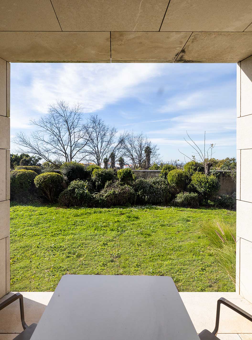 La Habitación Clásica de la Pousada Palácio Estoi tiene un balcón con vistas a un césped con dos sillas y una mesa