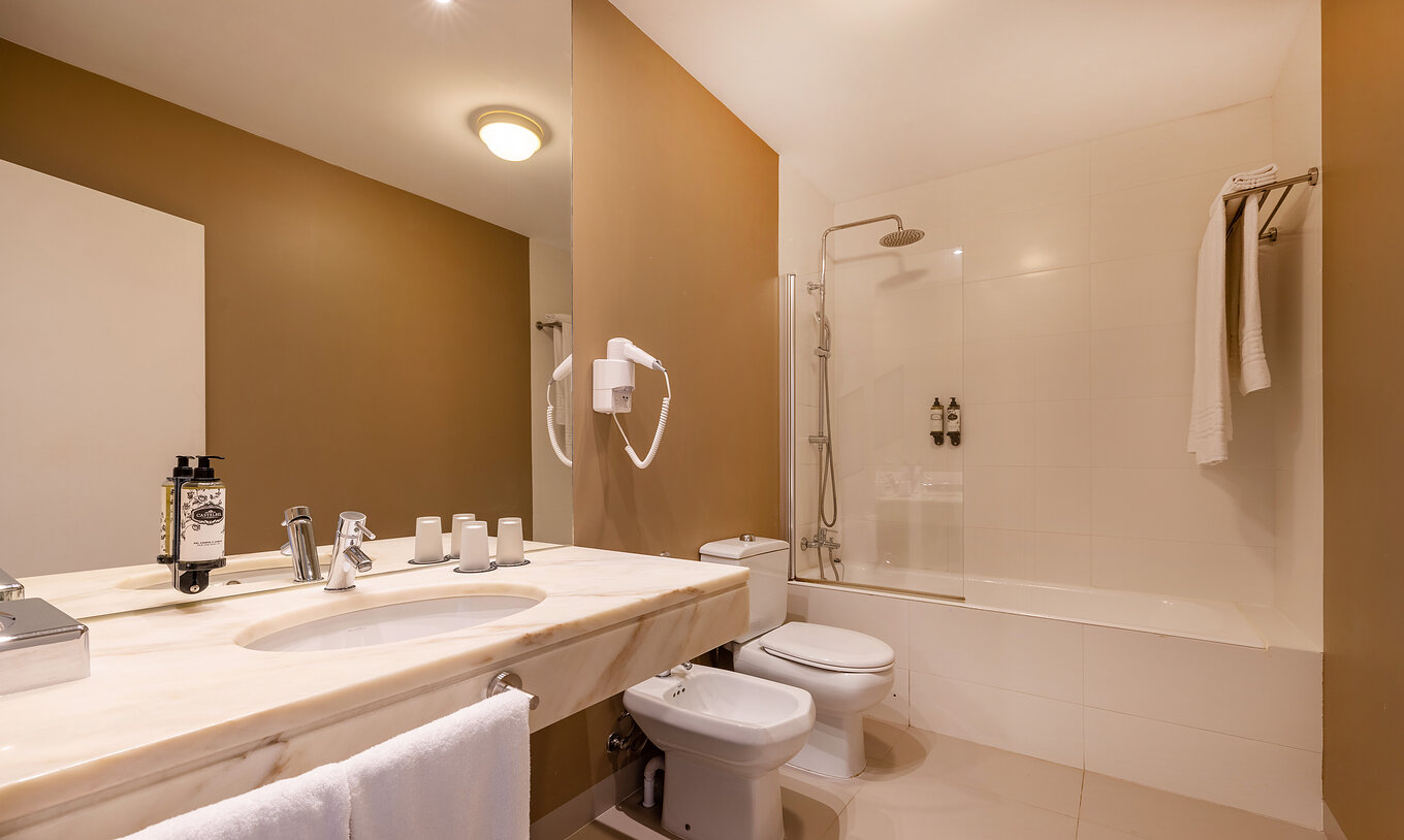 El Cuarto Clásico de la Pousada Sagres cuenta con un baño con lavabo, amenities, toallas y bañera