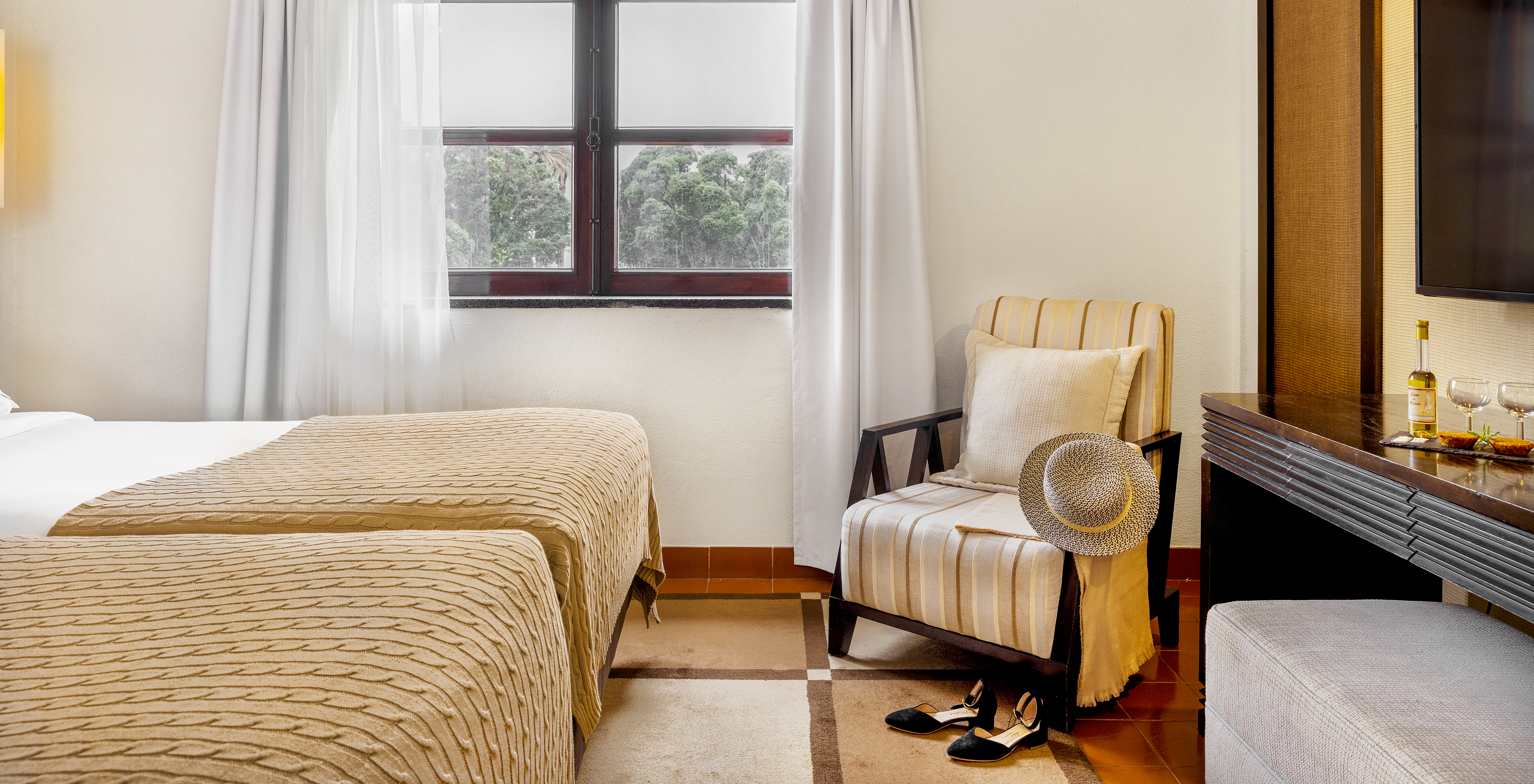 El Cuarto Clásico, Vista Ciudad de la Pousada Forte Horta tiene un sillón, dos camas individuales y ventana