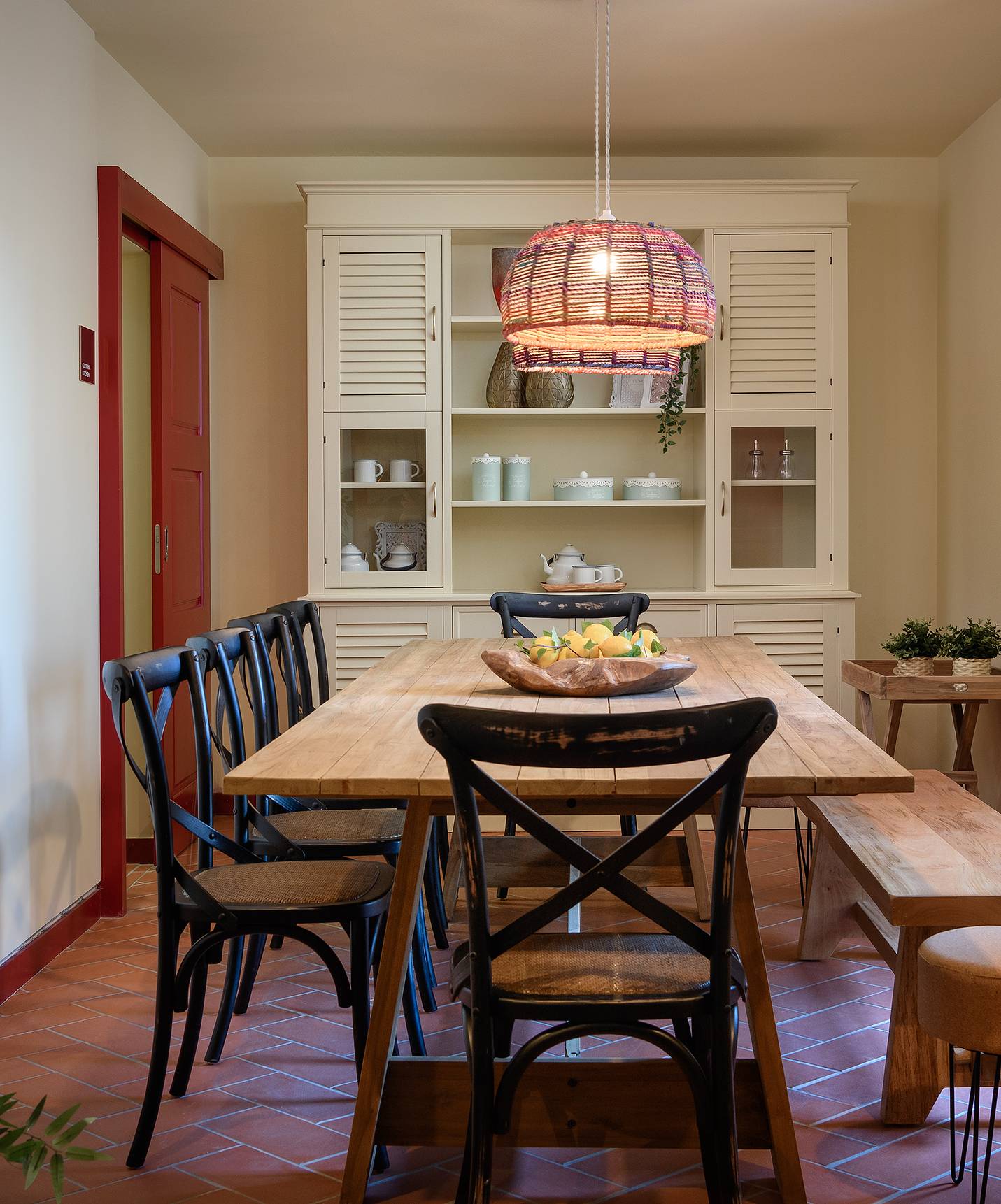 Mesa de madera para comidas con sillas y banco en Casa Lidador - Óbidos, Hotel en la Villa Medieval de Óbidos