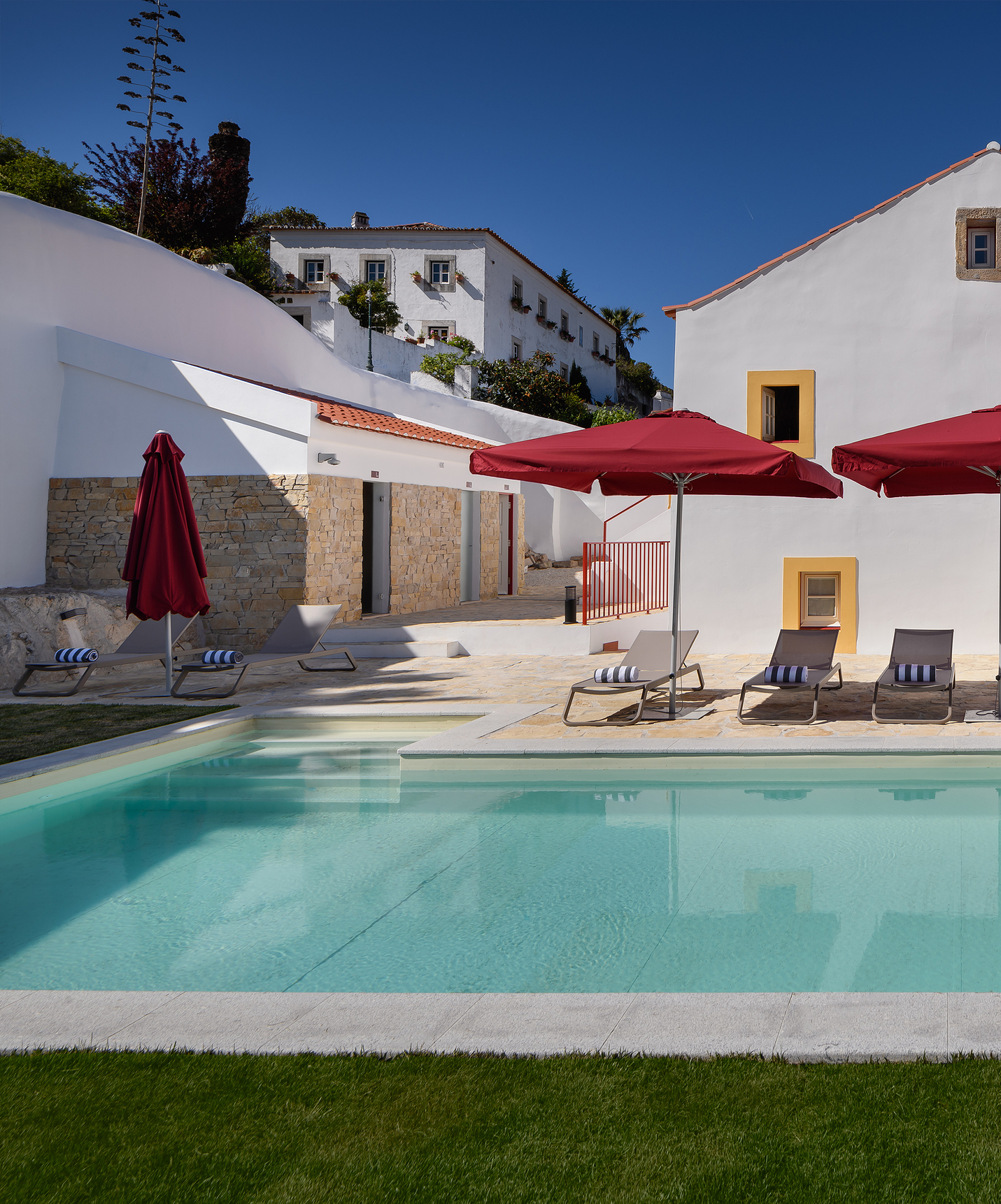 Piscina exterior, tumbonas y sombrillas en Casa Lidador - Óbidos, Hotel en la Villa Medieval de Óbidos
