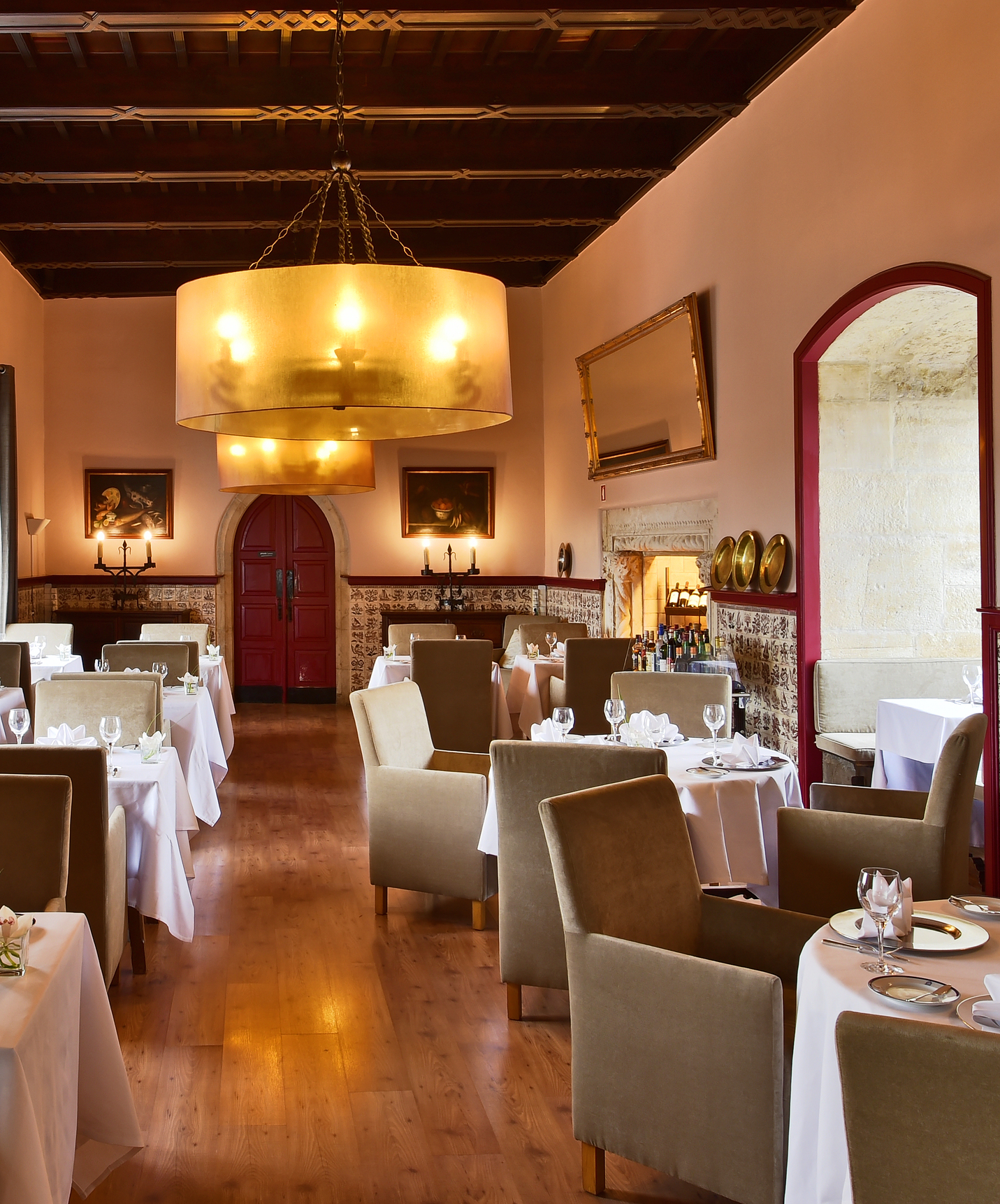 Restaurante con decoración rústica y azulejos en la pared, en Casa Lidador - Óbidos, Hotel en la Villa Medieval de Óbidos
