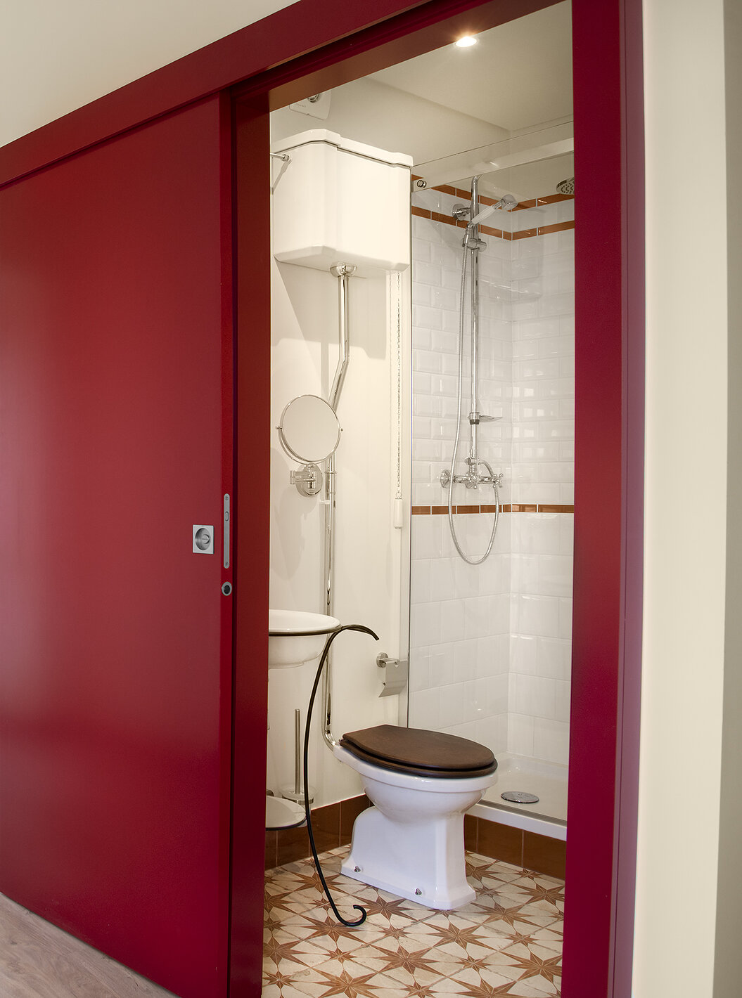 La Habitación Superior Casa Lidador - Óbidos tiene baño con puerta corrediza roja, lavabo, inodoro y ducha